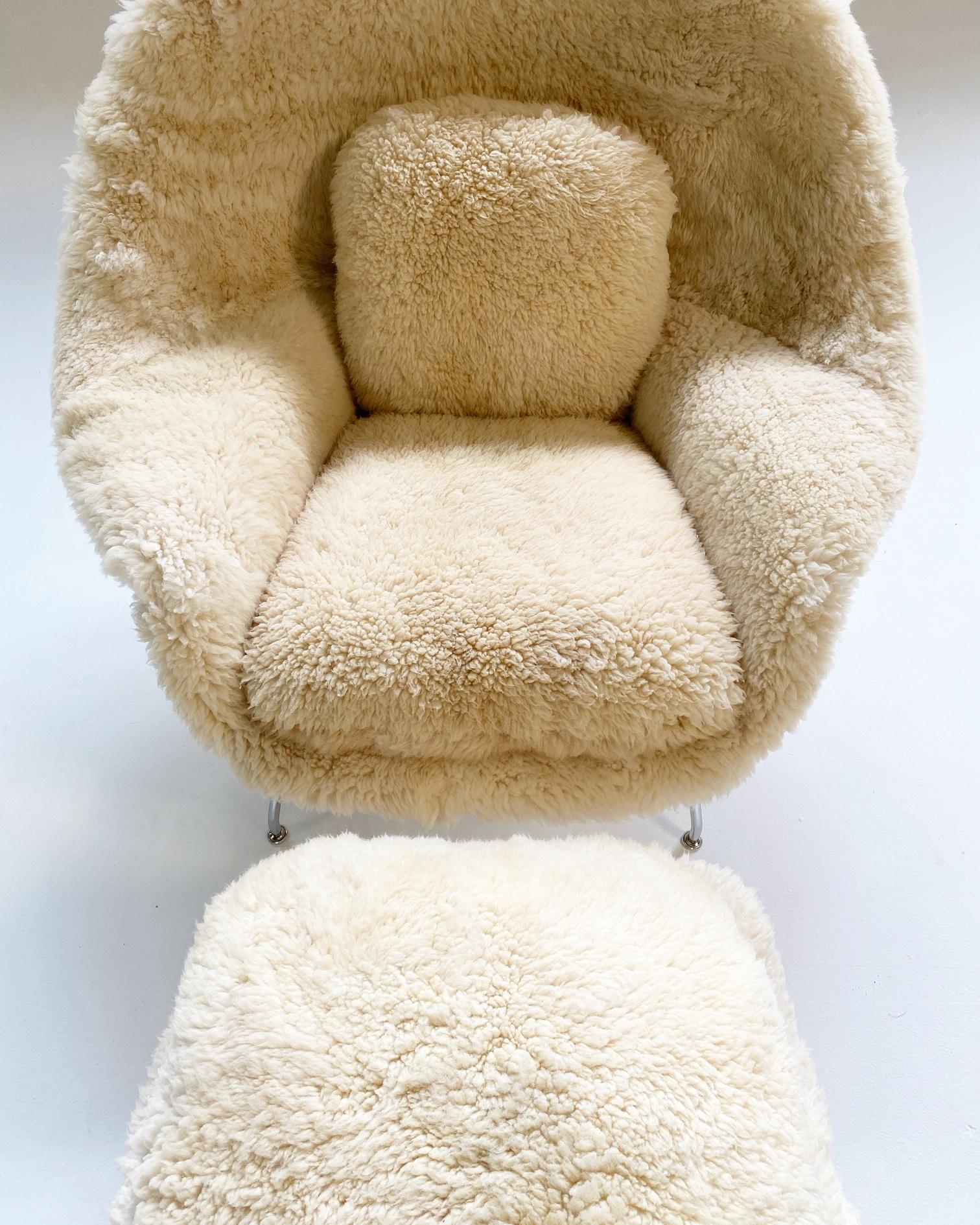 Mid-Century Modern Chaise poursyth sur mesure Eero Saarinen Womb sans pouf en peau de mouton de Californie en vente