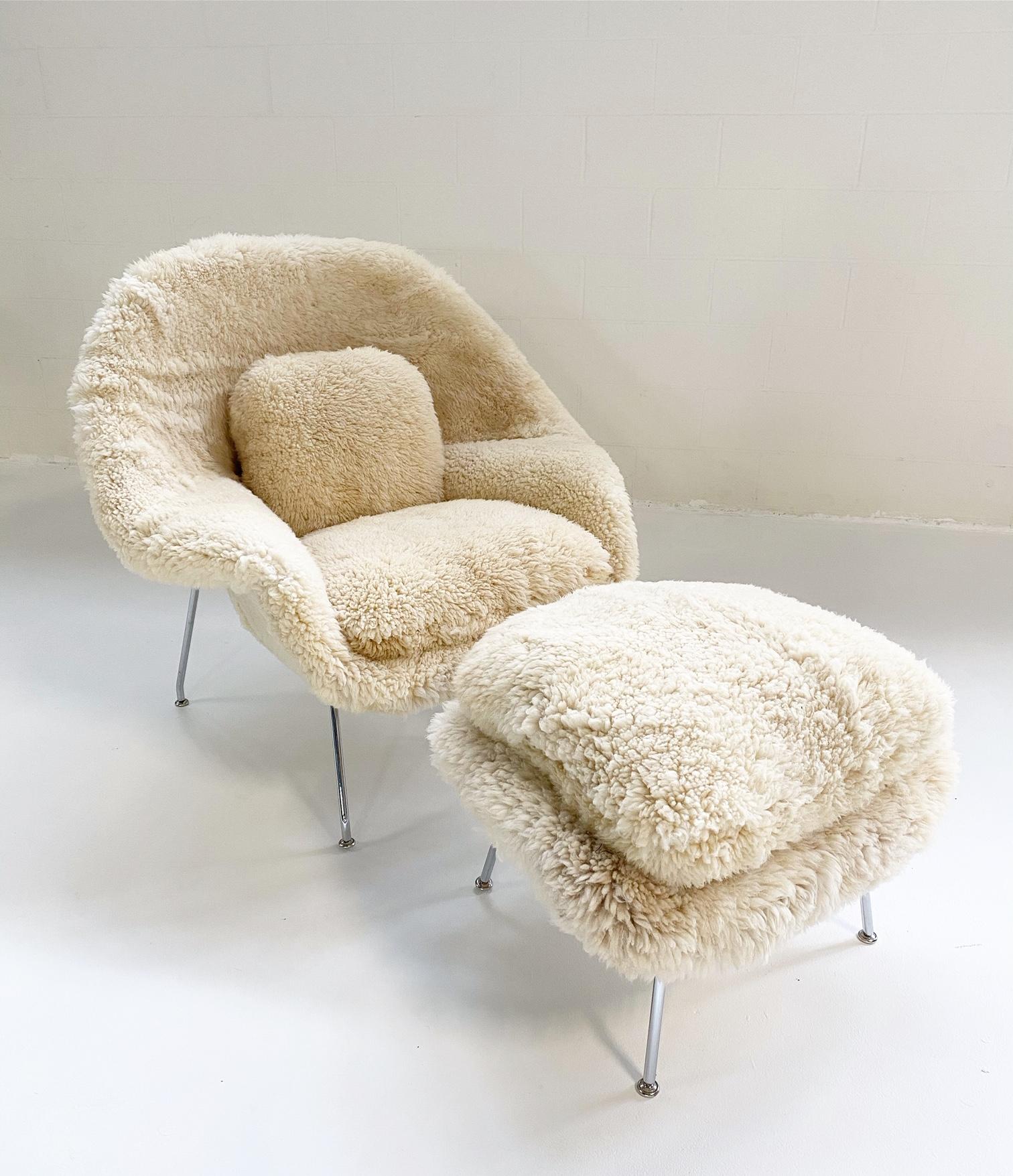 20ième siècle Chaise poursyth sur mesure Eero Saarinen Womb sans pouf en peau de mouton de Californie en vente