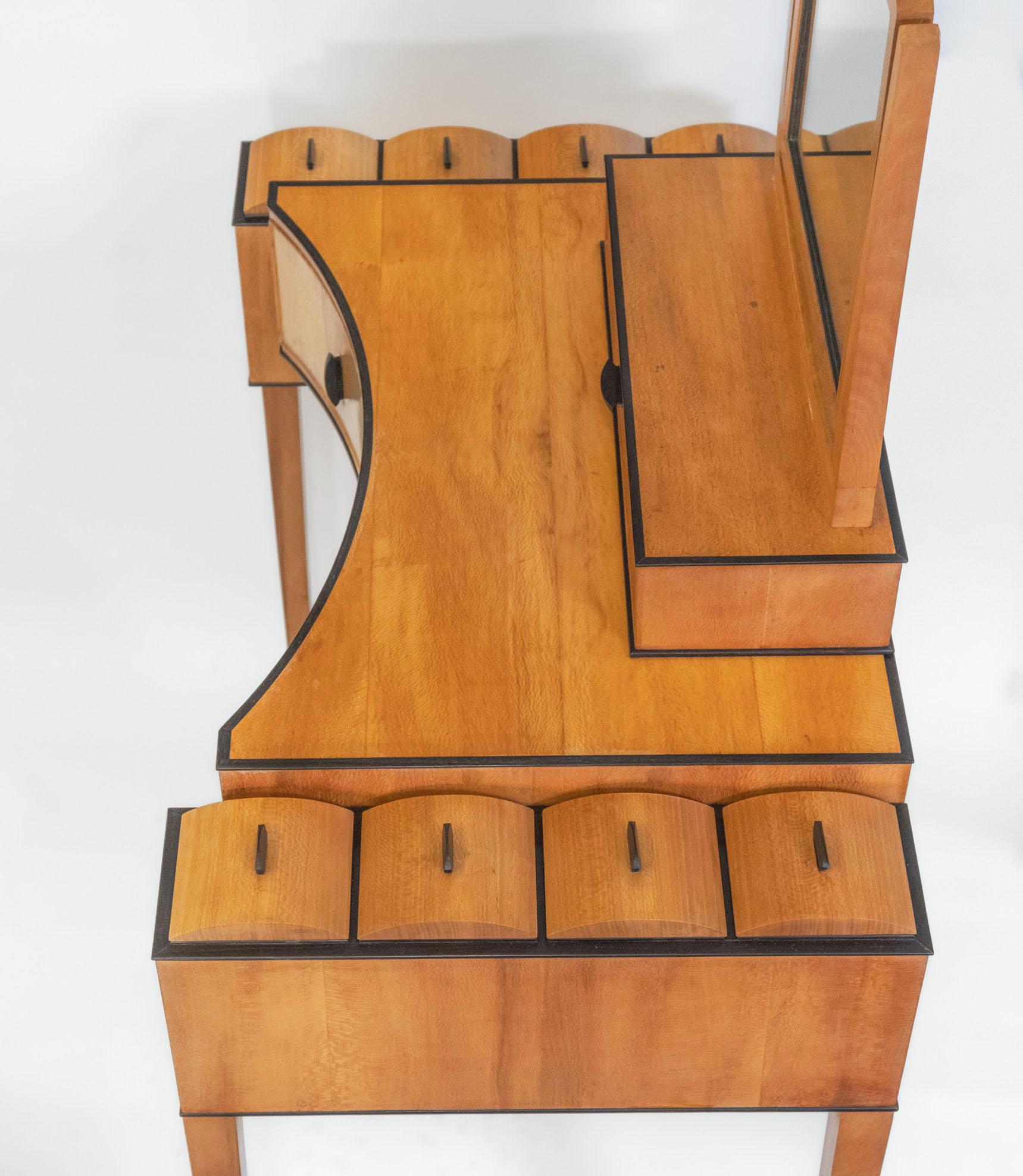 Tavolino da toeletta in legno di ebano e piallaccio in stile Art Deco revival londinese realizzato su misura da Francesca Graham. Britannico. Circa 1984.

La toletta è stata esposta nel Boiler House Project al Victoria and Albert Museum nel 1984. È