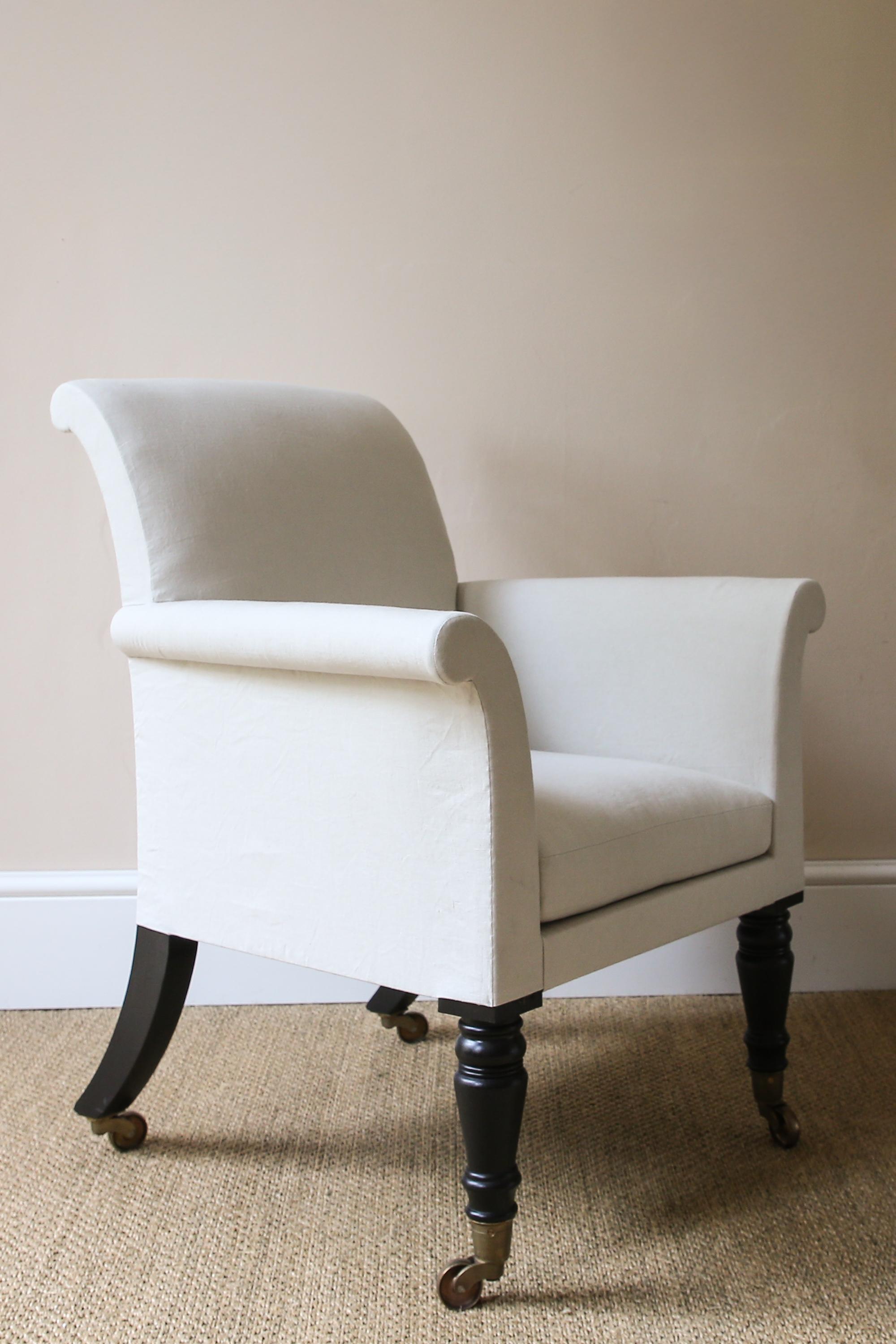 Nuestro sillón de biblioteca a medida, inspirado en los diseños de la Regencia de escala audaz, está hecho a mano y tapizado de forma tradicional en Inglaterra. Modelo disponible en stock, como en la foto.

Presenta brazos elegantemente curvados y