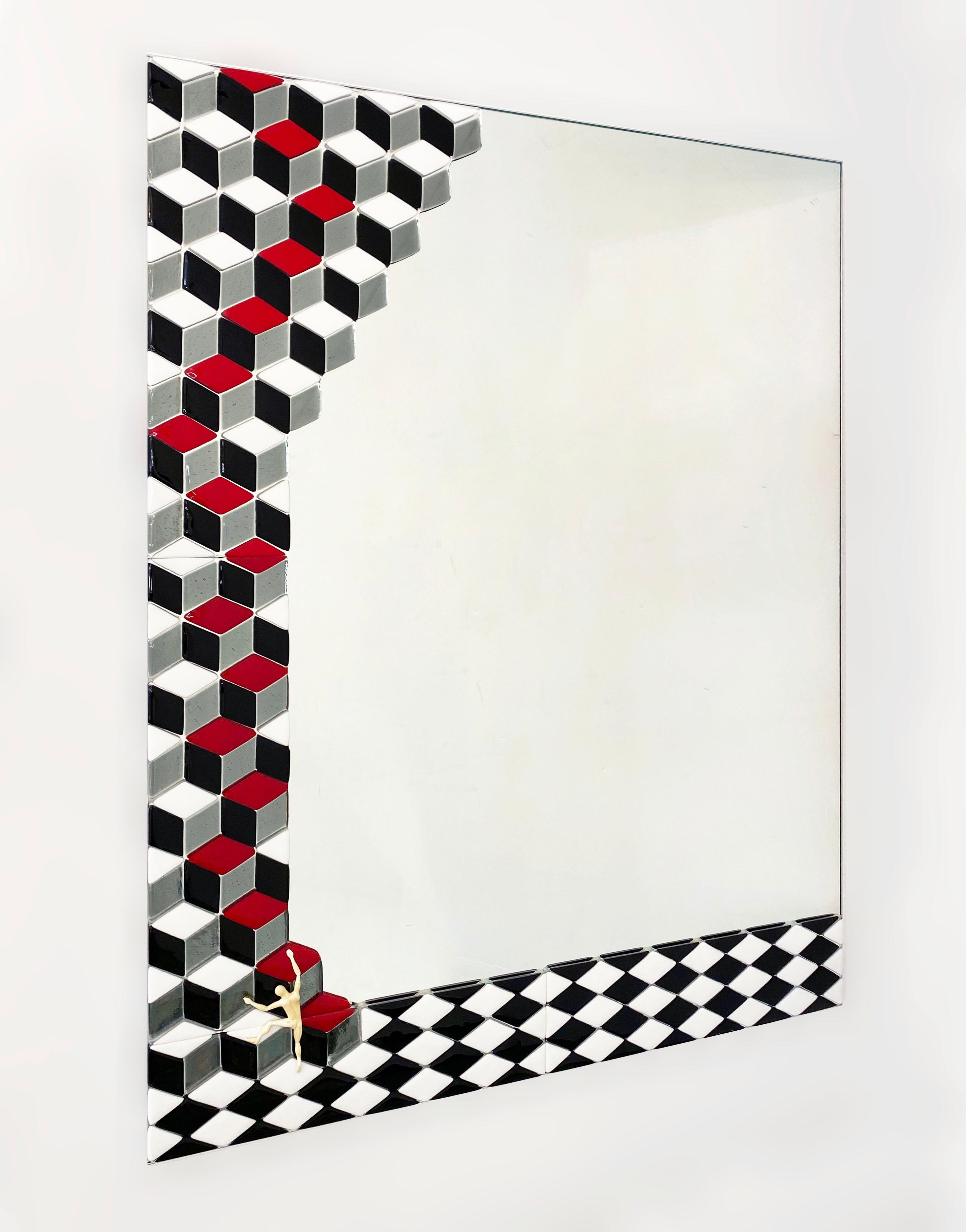 Miroir italien sur mesure en verre de Murano satiné rouge, noir et blanc fumé d'inspiration Escher en vente 1