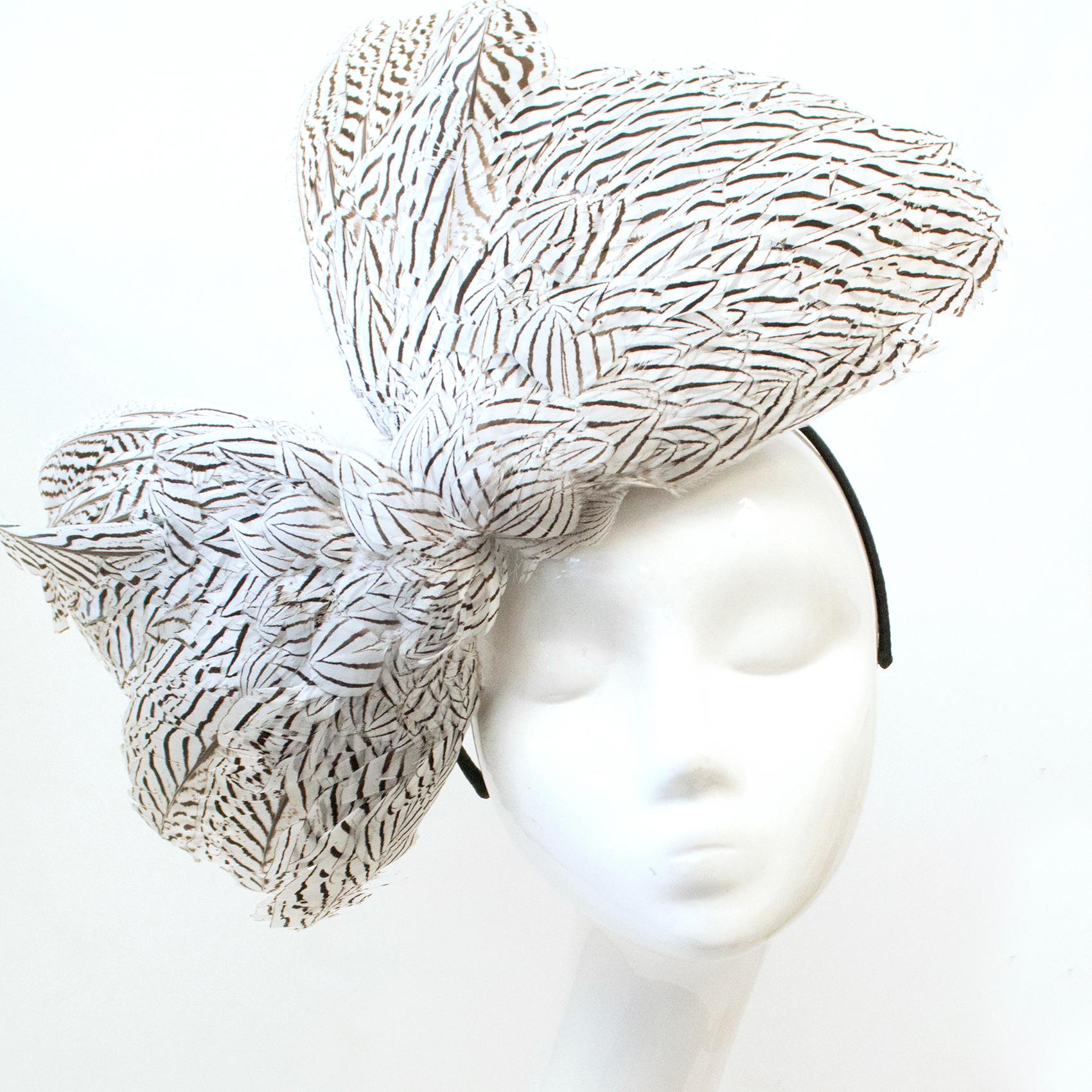 Couture black and white feather angel wings fascinator. 

Black headband with comb. 
Large and small mix of feathers. 

Please note, these items are pre-owned and may show signs of being stored even when unworn and unused. This is reflected within
