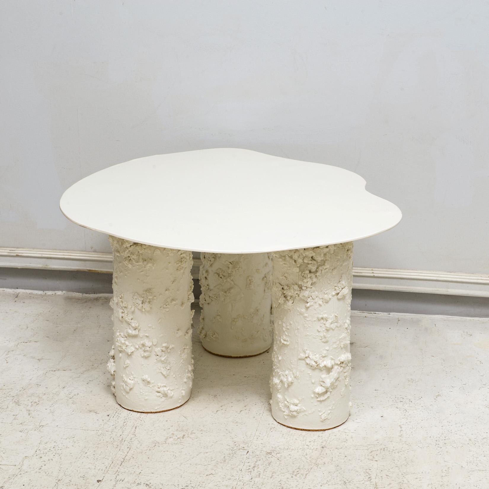 Table Mona à trois pieds en porcelaine française sur mesure en vente 1