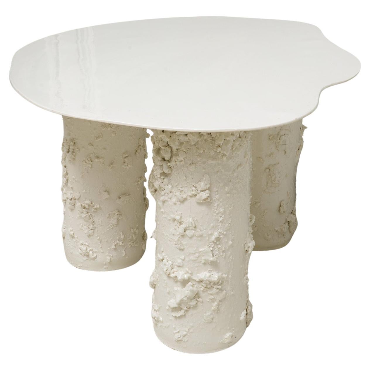 Table Mona à trois pieds en porcelaine française sur mesure en vente