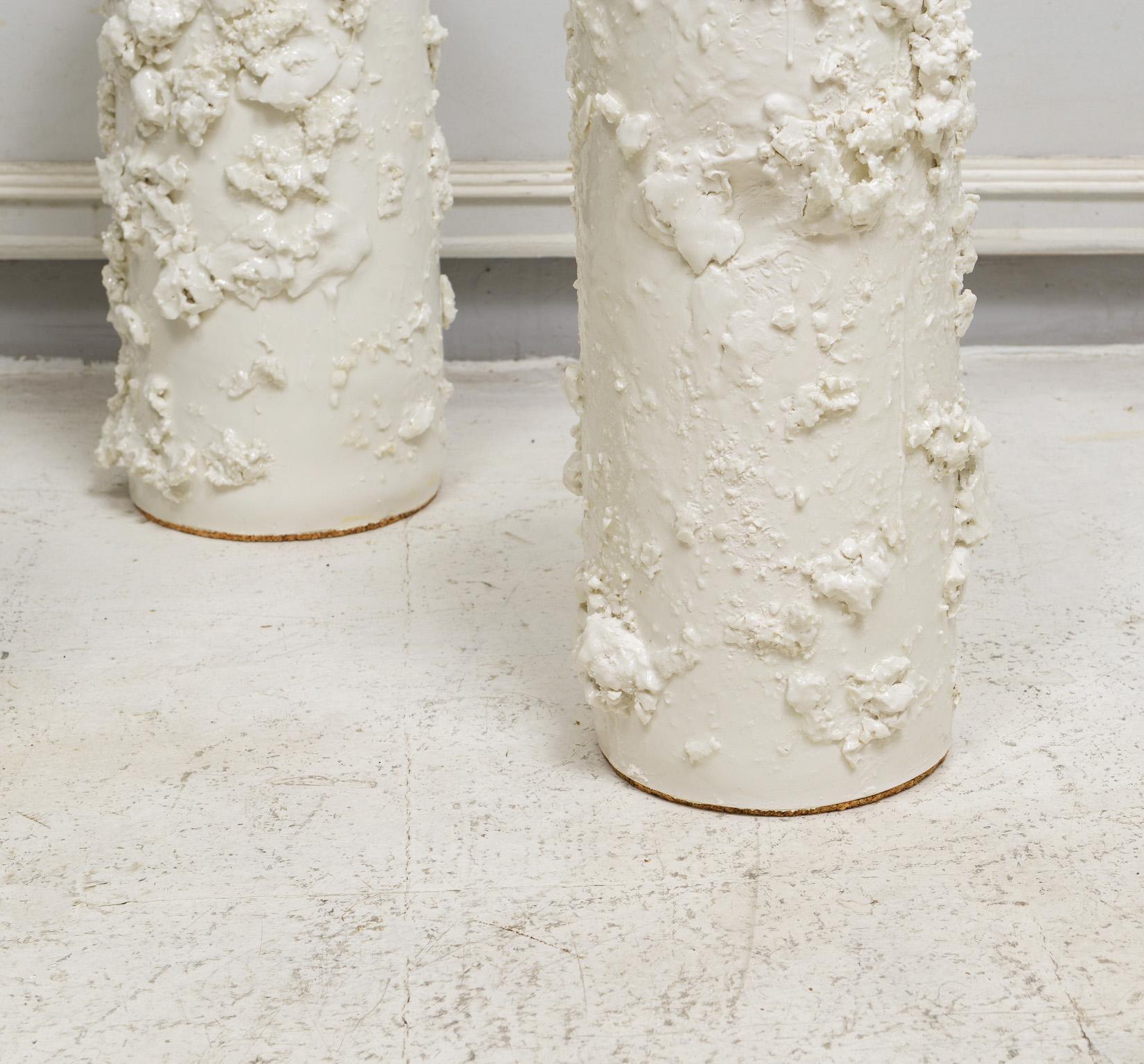 Fait main Table Mona à trois pieds en porcelaine française sur mesure en vente