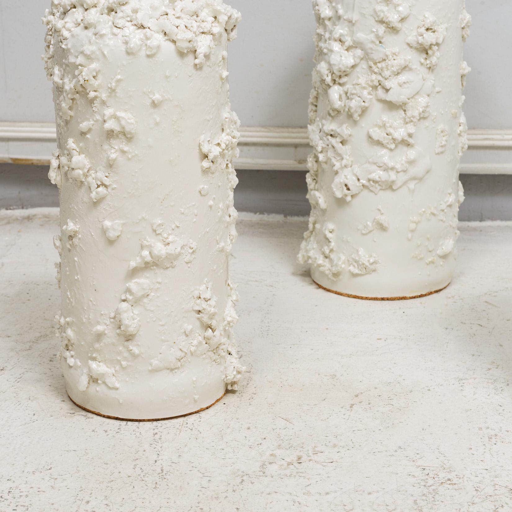 Français Table Mona à trois pieds en porcelaine française sur mesure en vente