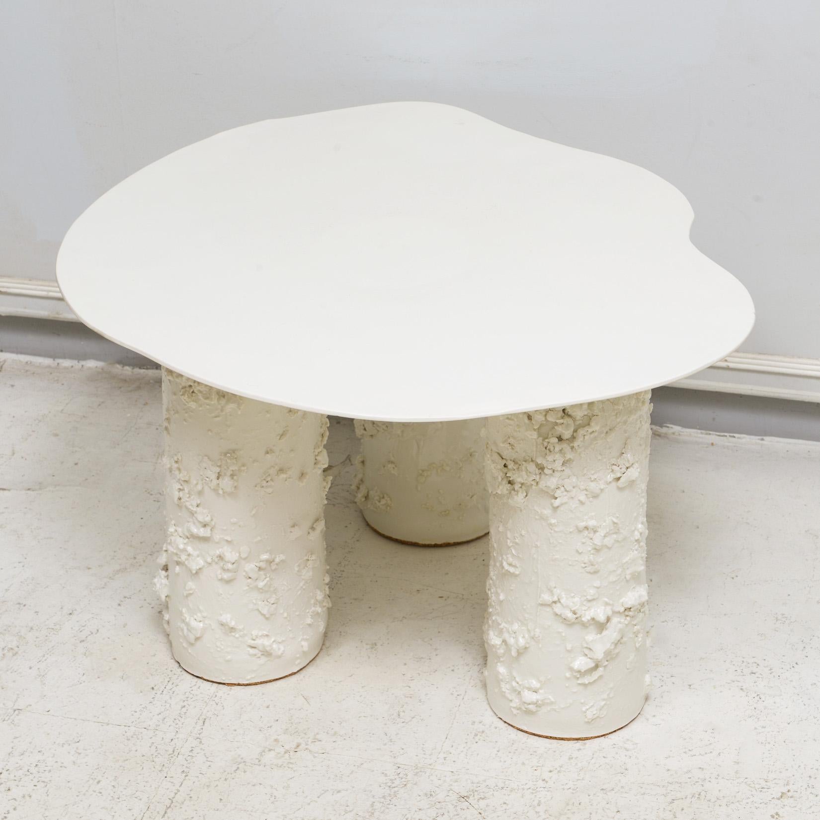 Porcelaine Table Mona à trois pieds en porcelaine française sur mesure en vente