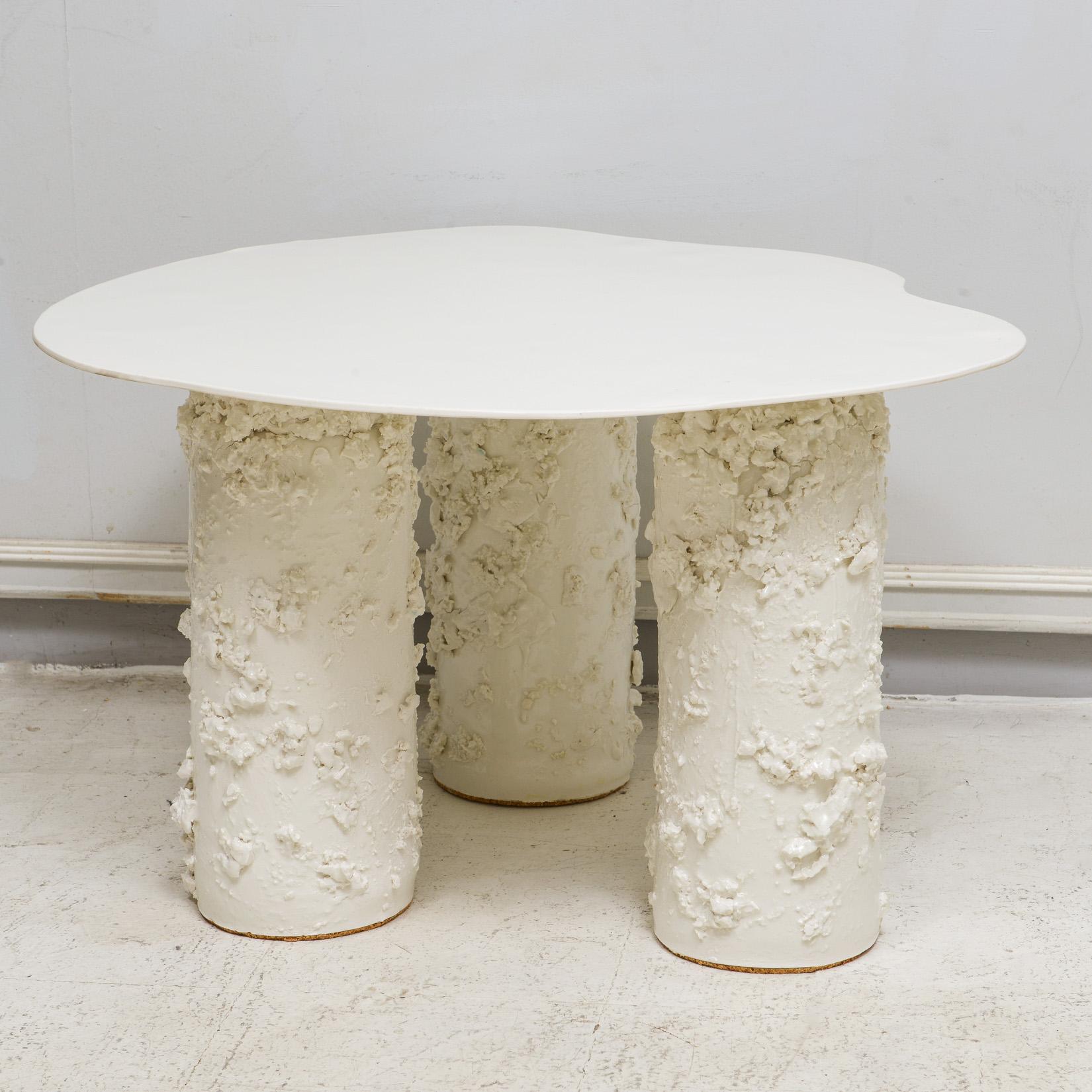 Table Mona à trois pieds en porcelaine française fabriquée à la main par la céramiste française Dora Stanczel.
NOTE :  Nous recommandons vivement la mise en caisse de nos articles en céramique pendant le transport.