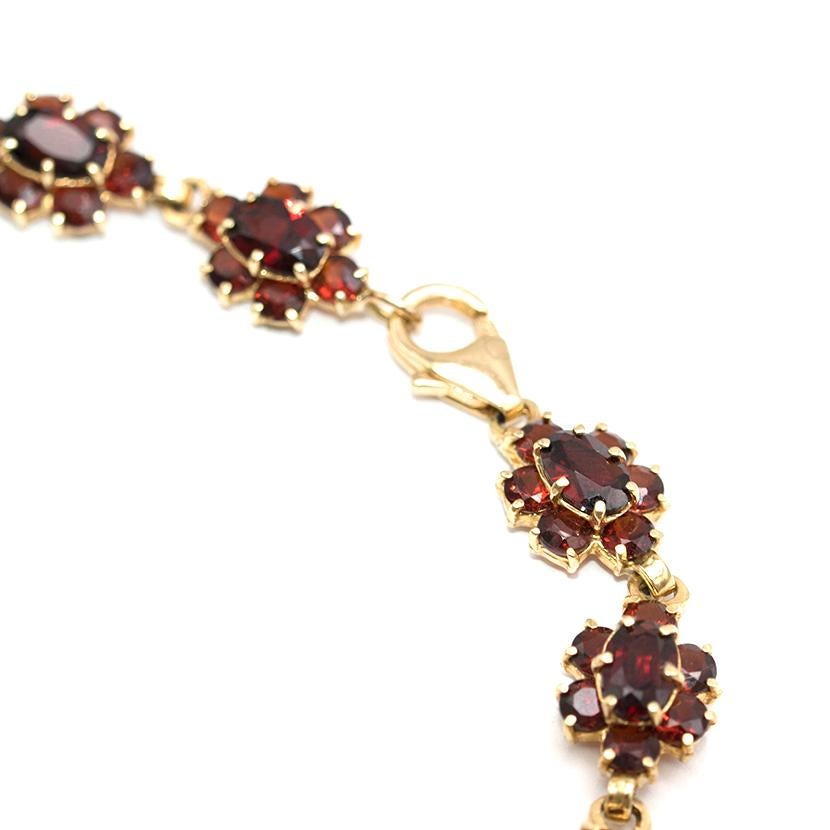 Bespoke Garnet 18 kt gold red stones bracelet and earnings

Bracelet:
-Surrounding stones: garnet
-Weight:14.6g

Earnings:
-with a central garnet and surrounding garnet stones,
-18k gold
-Weight: 2.8g

Please note, these items are pre-owned and may