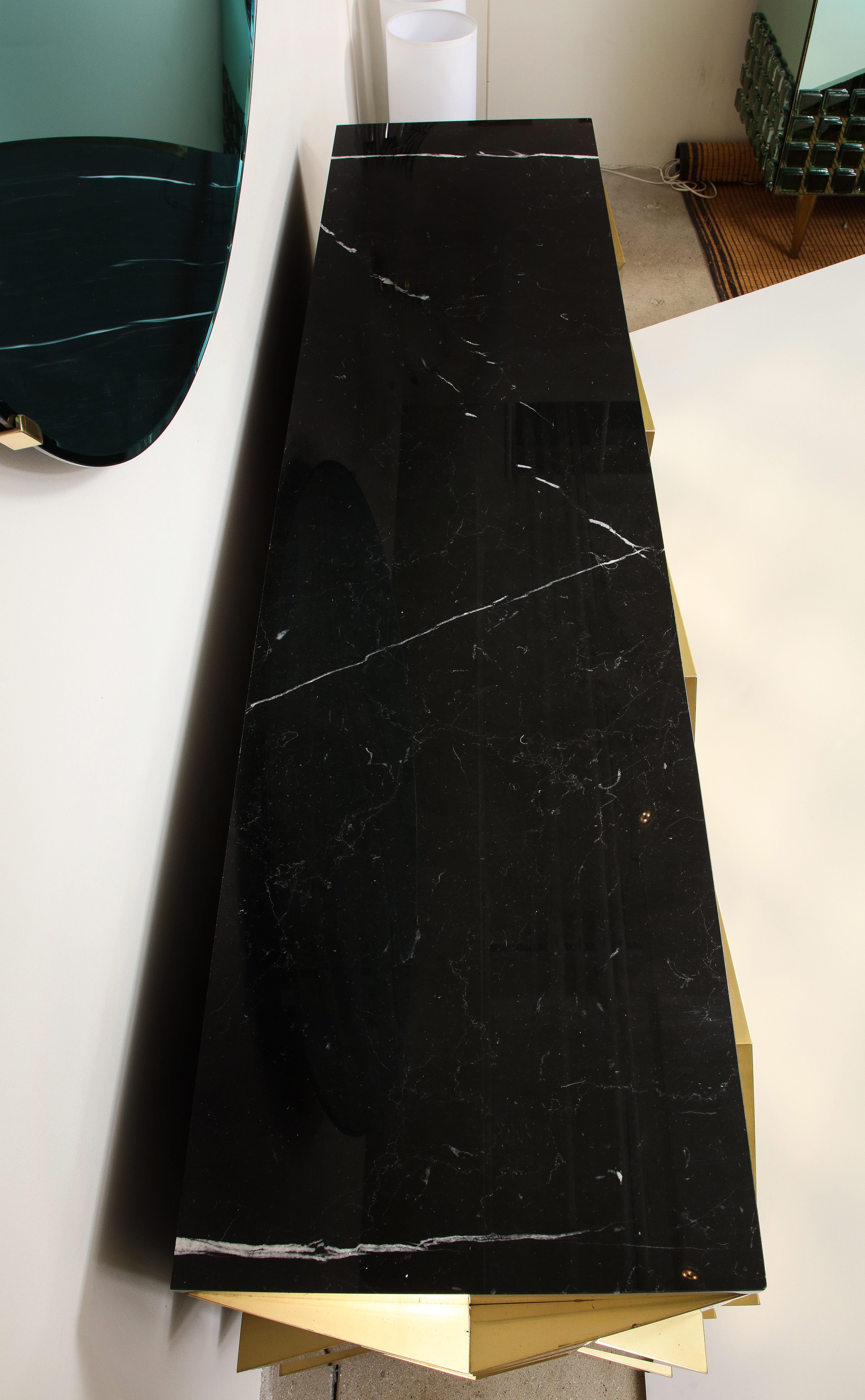 Aparador geométrico de latón lacado y tapa de mármol negro marquina, Italia Latón en venta