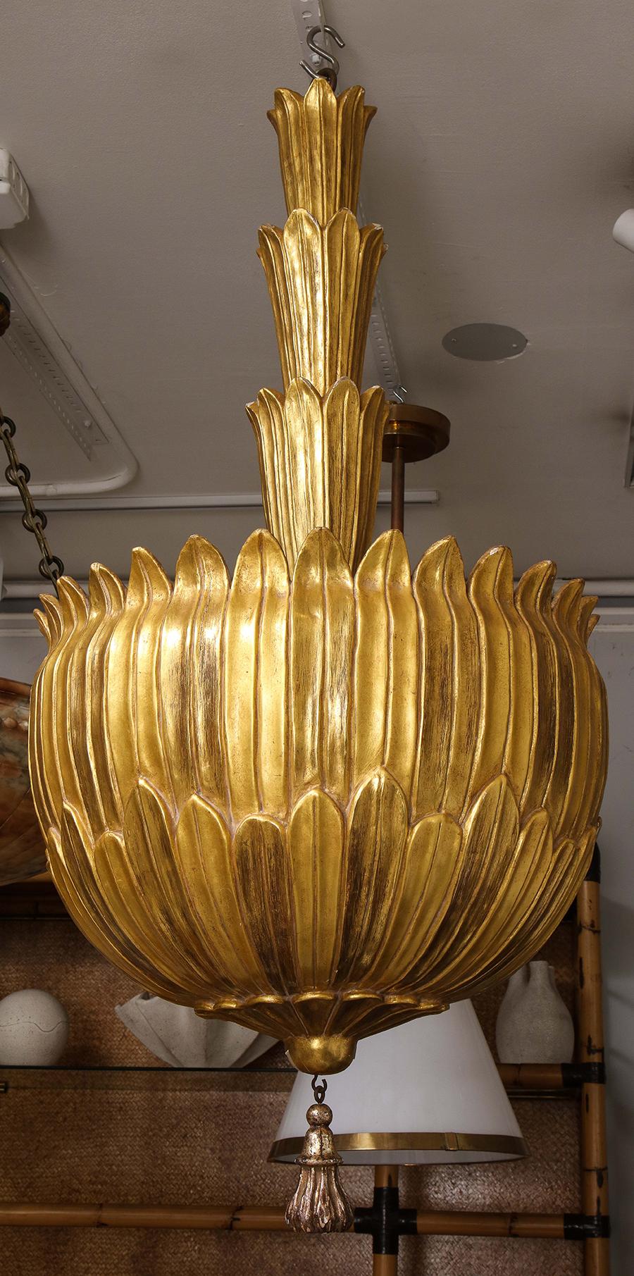 Art déco Luminaire en bois doré sculpté à la main sur mesure en vente