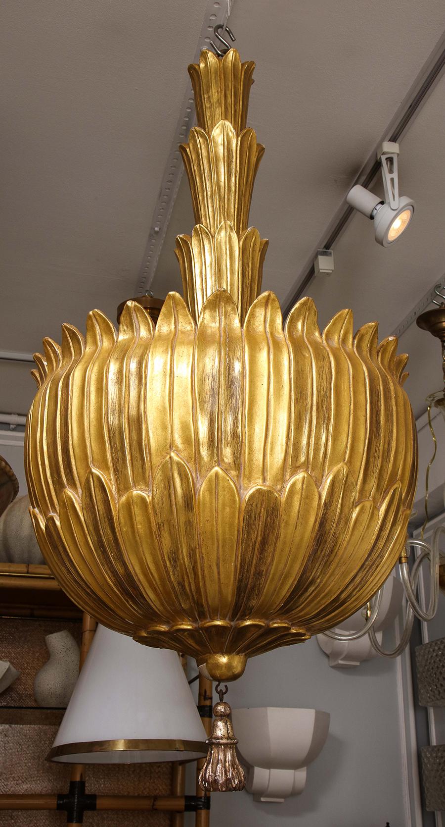Américain Luminaire en bois doré sculpté à la main sur mesure en vente