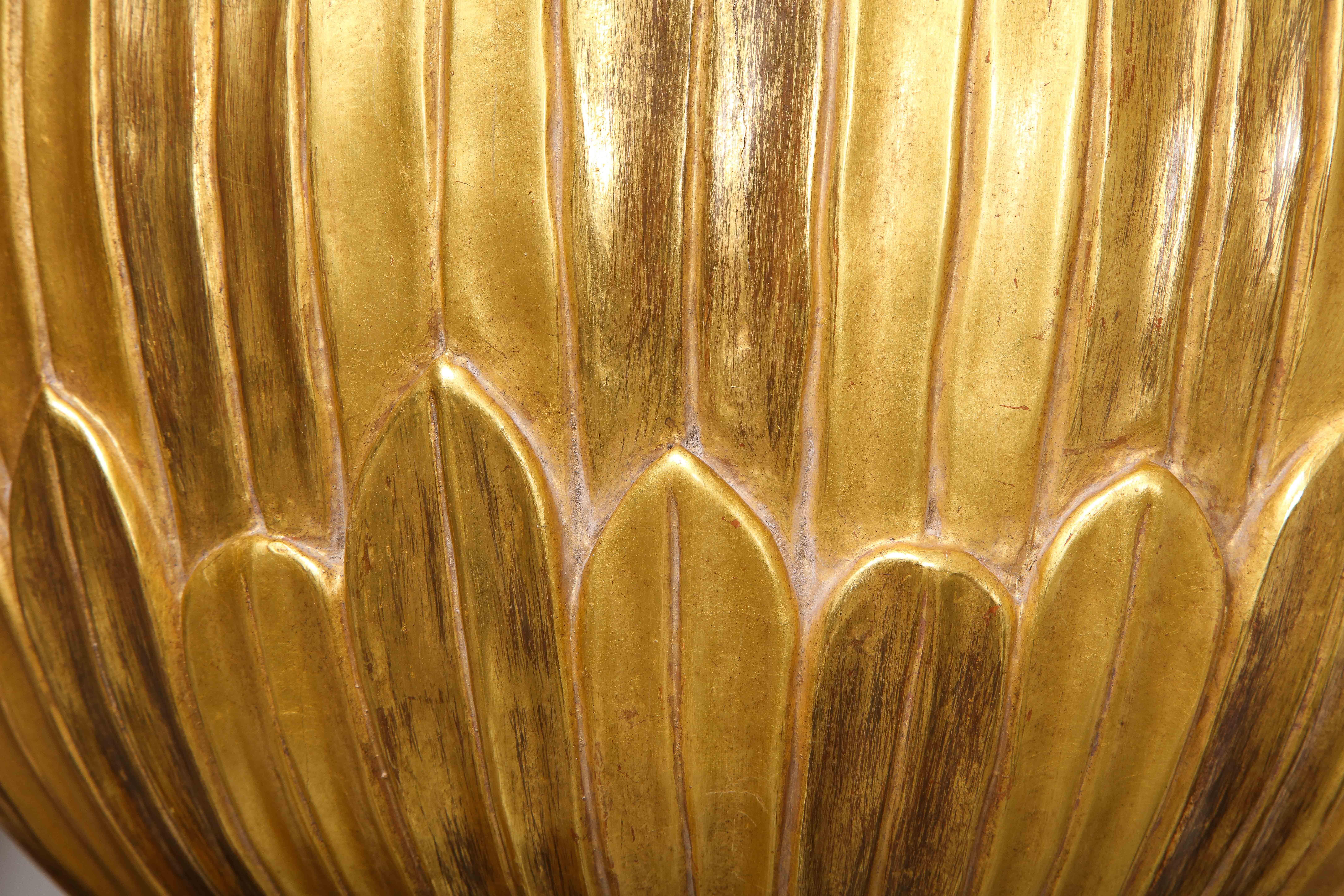 Bois doré Luminaire en bois doré sculpté à la main sur mesure en vente