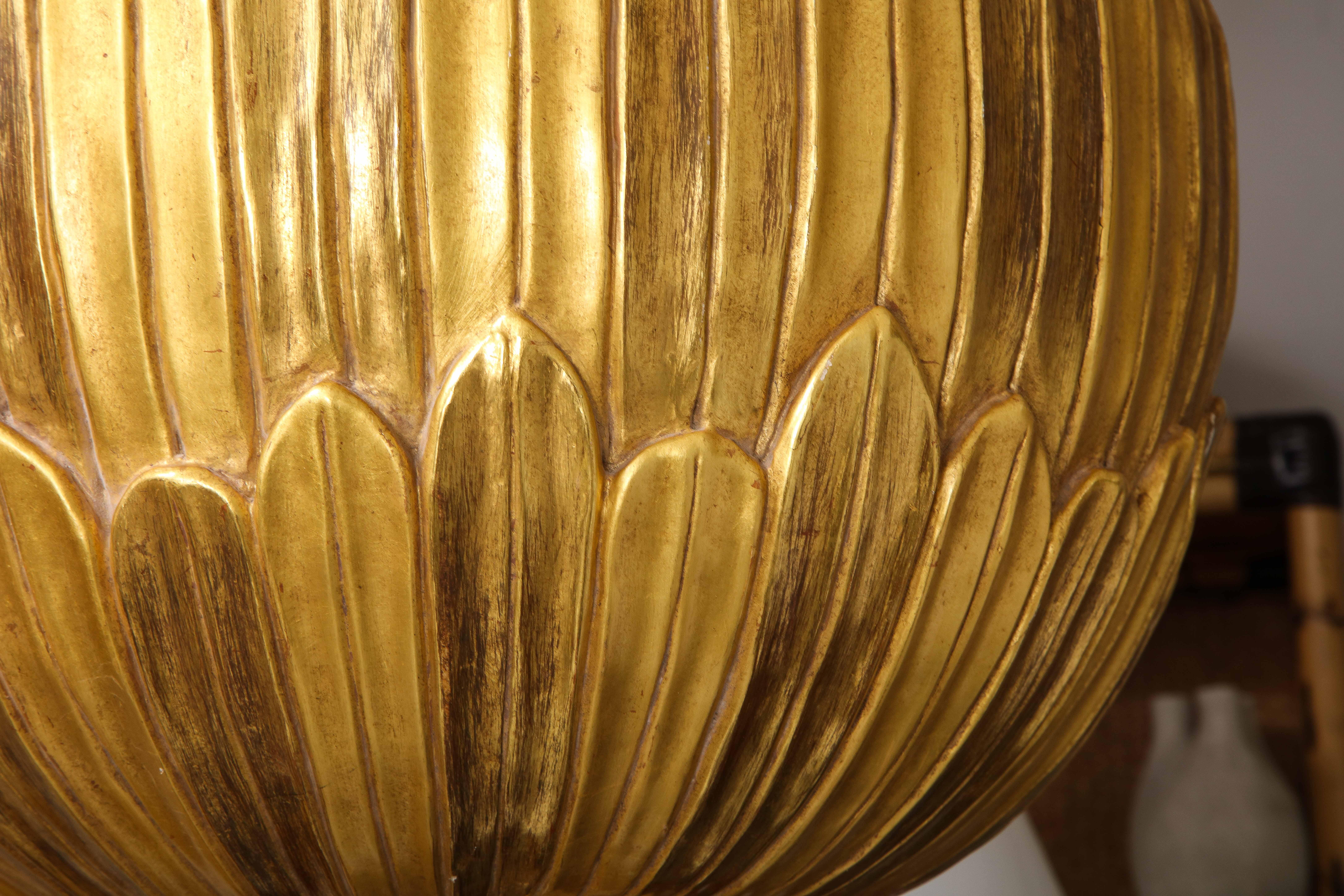Luminaire en bois doré sculpté à la main sur mesure en vente 1