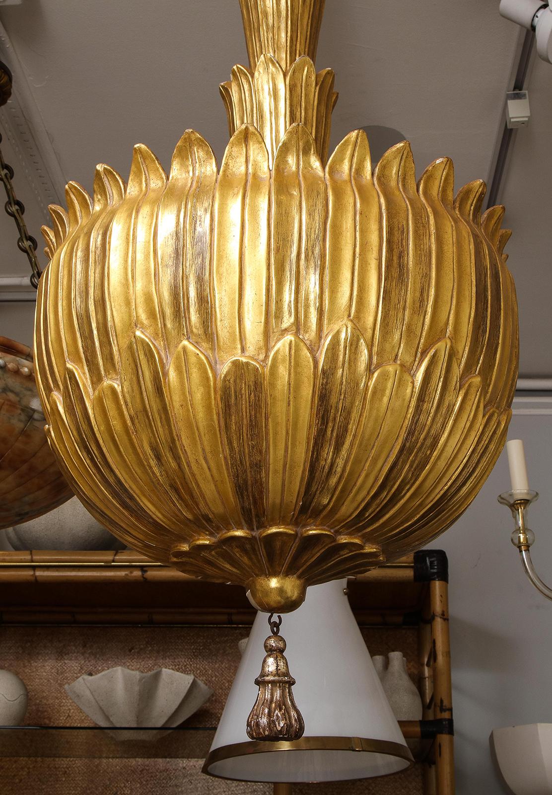 Luminaire en bois doré sculpté à la main sur mesure en vente 2