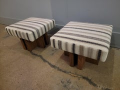 Coppia di ottomane Bespoke Gueridon, tessuto COM, da vedere!