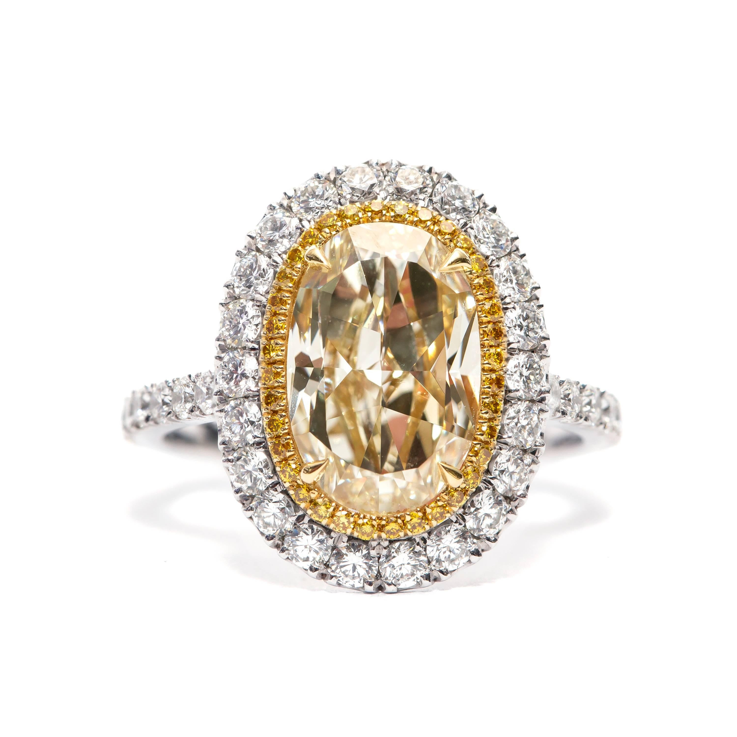 Taille ovale Bague en platine de forme ovale avec halo de diamants blancs et jaunes de 3 à 5 carats, sur mesure en vente