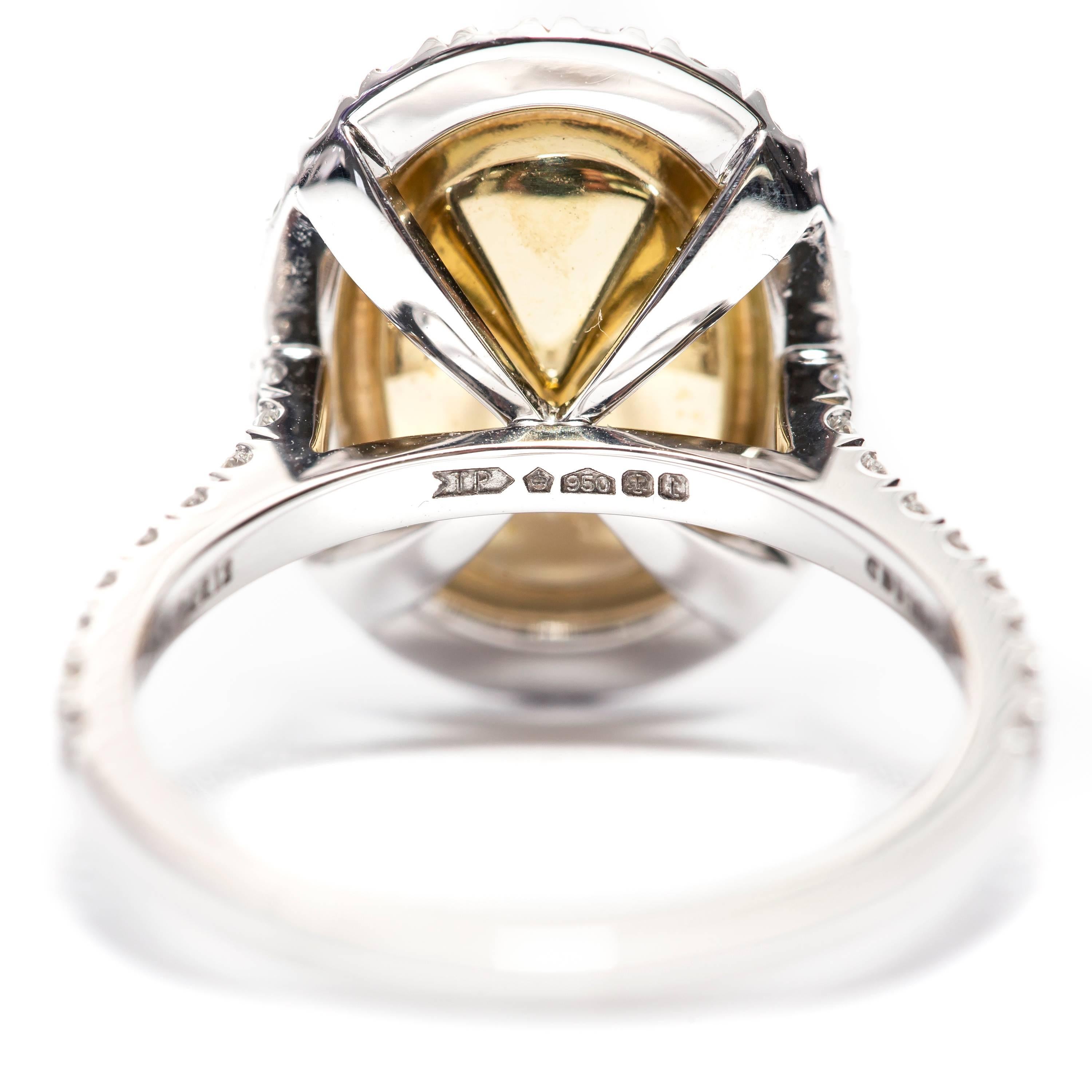 Bague en platine de forme ovale avec halo de diamants blancs et jaunes de 3 à 5 carats, sur mesure Neuf - En vente à London, GB