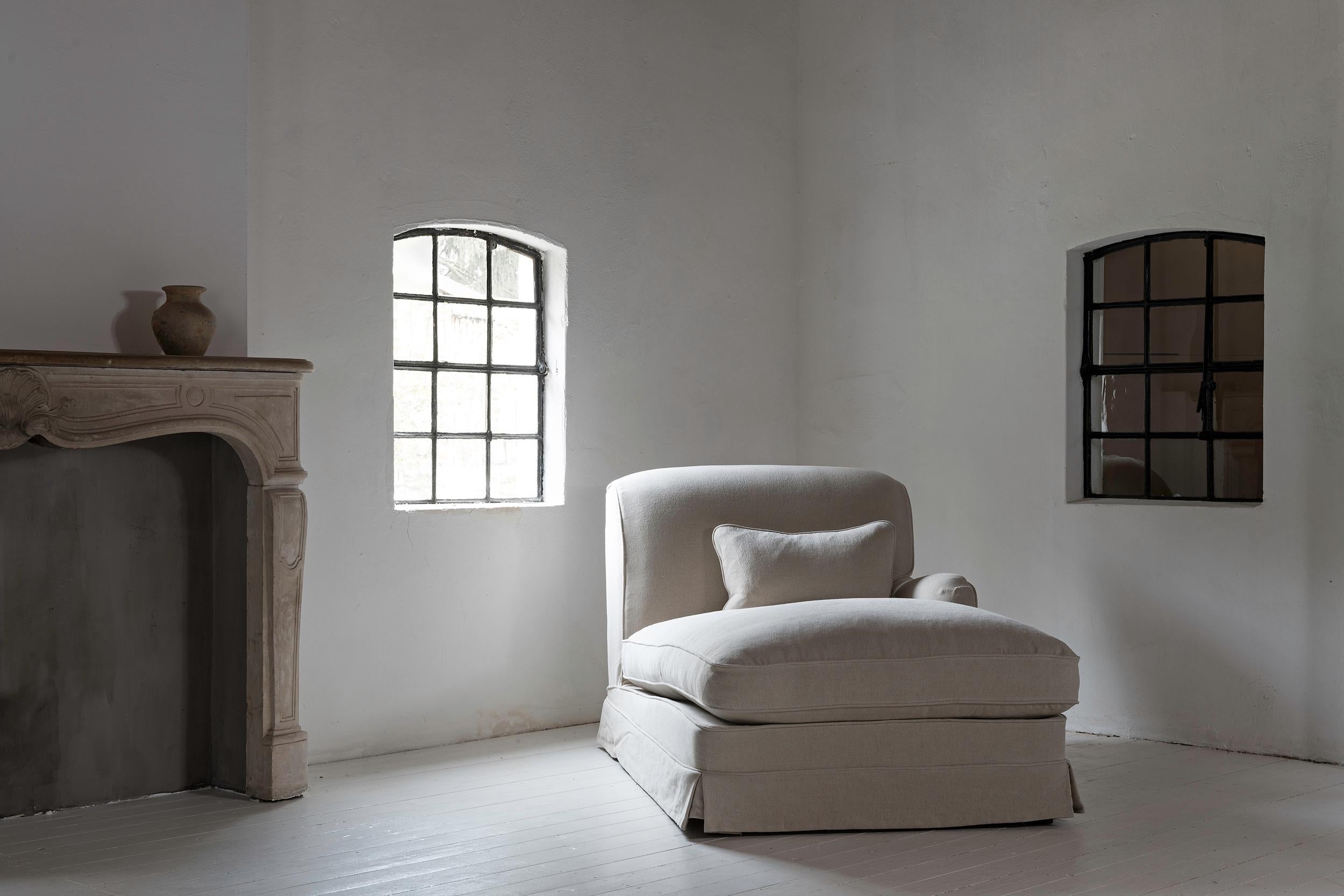 Bespoke Handmade Belgian Linen Daybed In New Condition For Sale In Jesteburg, DE
