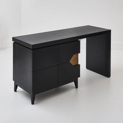 Escritorio de madera maciza de fresno negro con detalles de latón hecho a medida en el Reino Unido