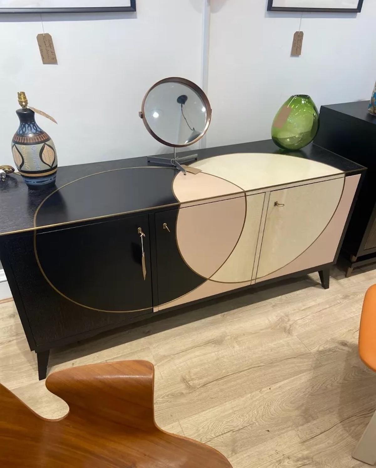 Art Déco Credenza su misura realizzata a mano nel Regno Unito con intarsi in ottone in vendita
