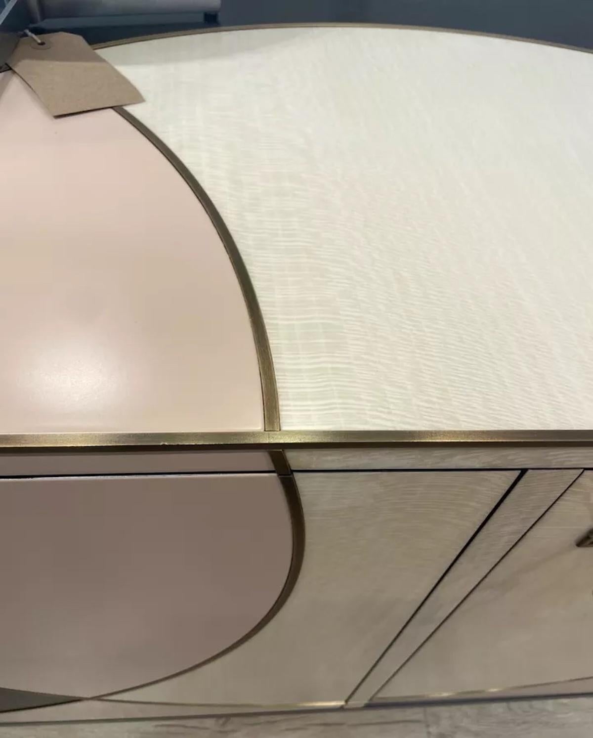 Europeo Credenza su misura realizzata a mano nel Regno Unito con intarsi in ottone in vendita