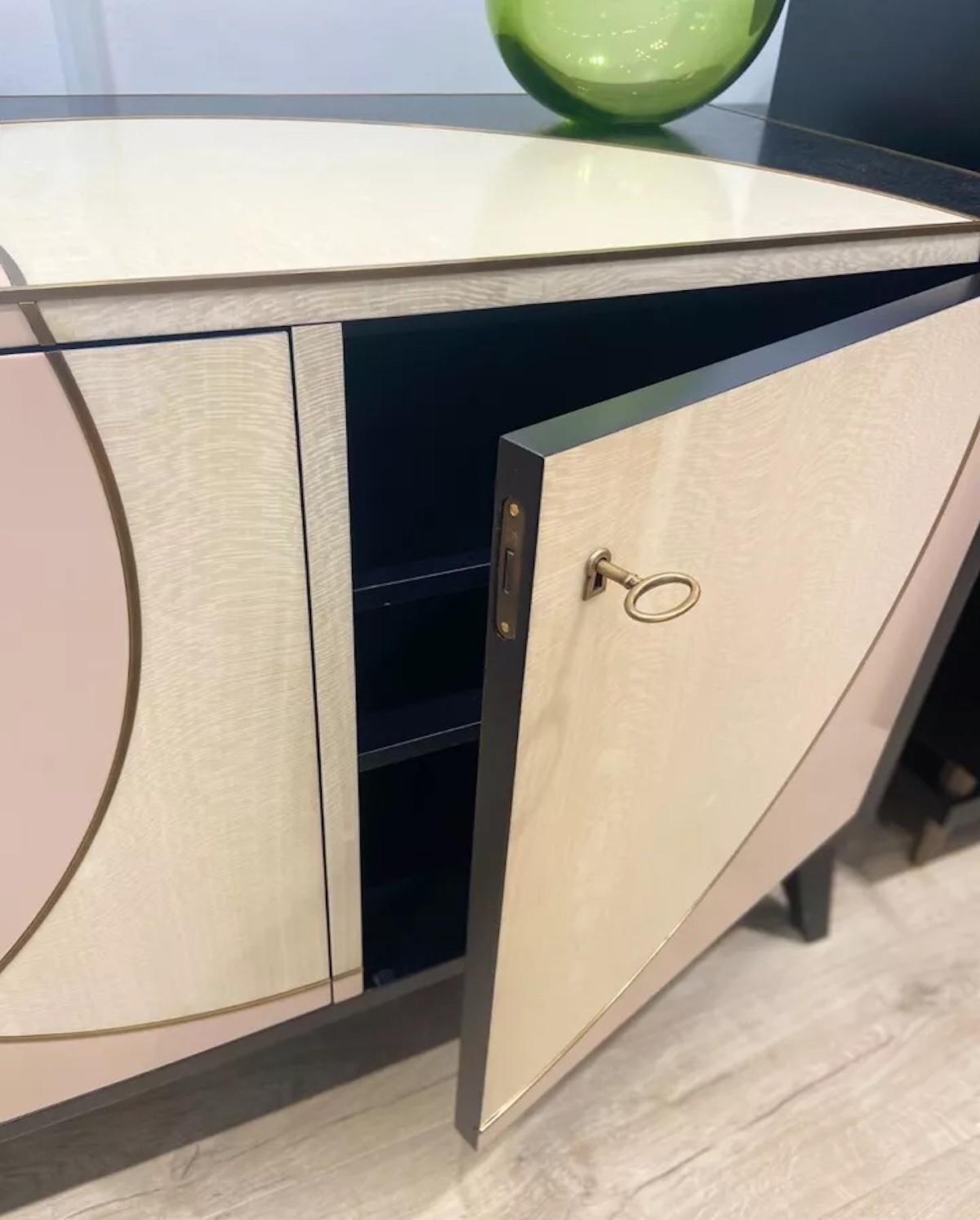 Credenza su misura realizzata a mano nel Regno Unito con intarsi in ottone In condizioni buone in vendita a London, GB