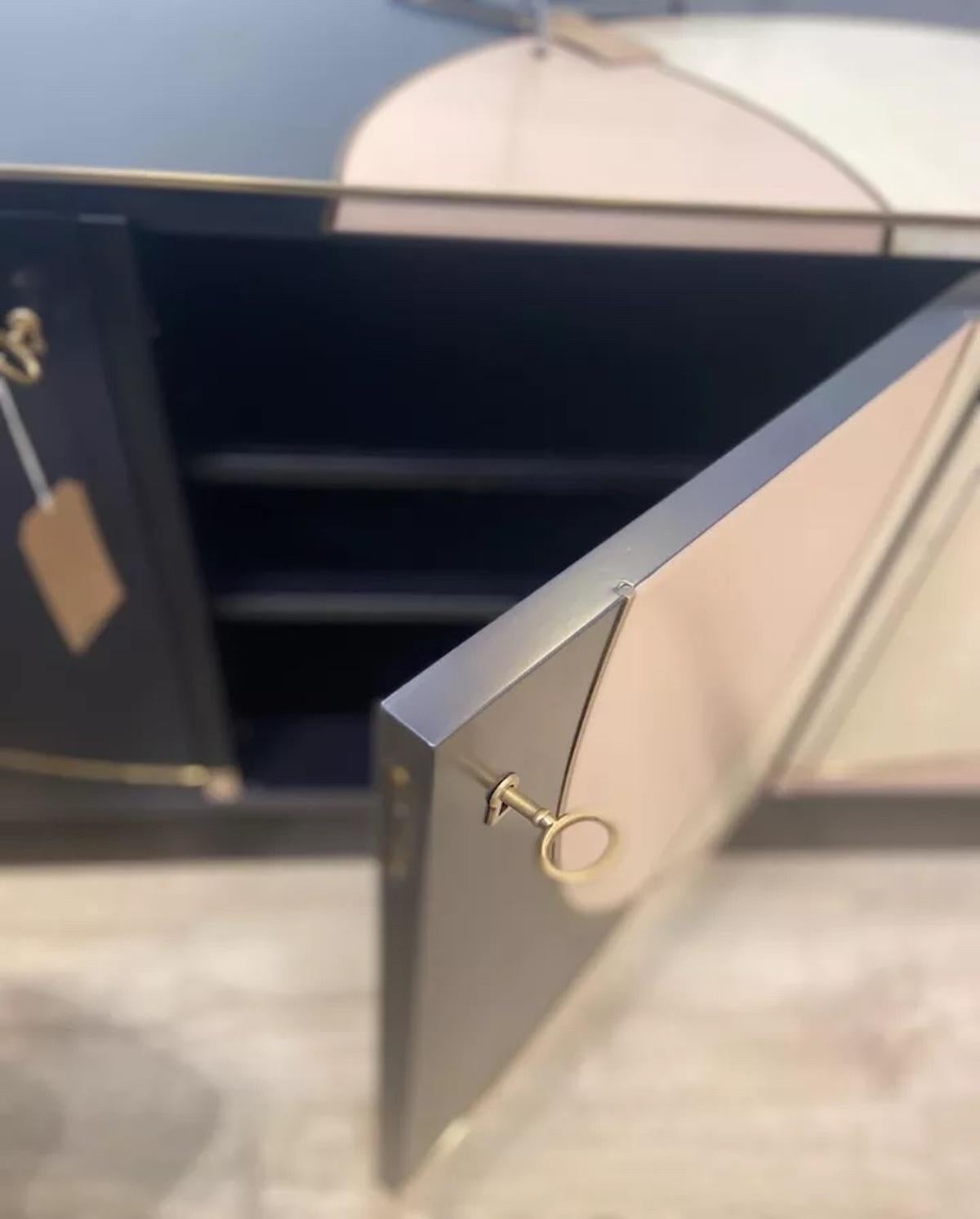 XXI secolo e contemporaneo Credenza su misura realizzata a mano nel Regno Unito con intarsi in ottone in vendita
