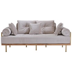 Maßgeschneidertes 2sitzer-Sofa aus gebleichtem Hartholz und Messingrahmen von P. Tendercool (Indoor)