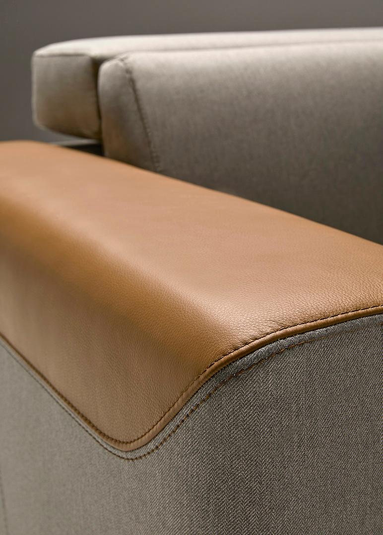 Ce site  Le canapé inclinable fait partie de notre collection la plus contemporaine, en phase avec les tendances actuelles, avec un système de confort amélioré à trois positions : assis, relax et incliné. L'assise, l'appui-tête et le repose-pieds