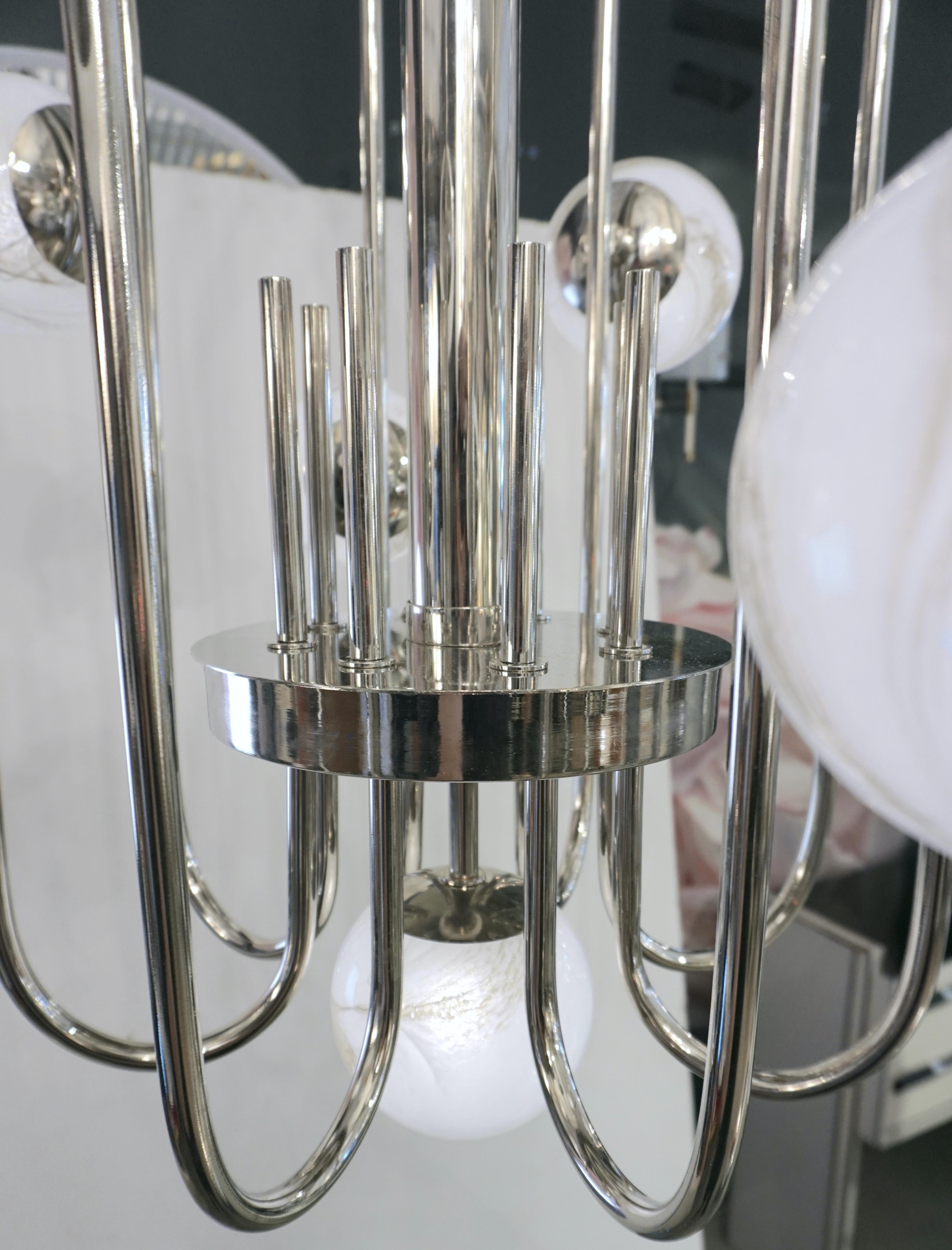 Maßgeschneiderter italienischer Alabaster-Kronleuchter aus weißem Muranoglas und Nickel mit geschwungenem Kugeln (Glaskunst) im Angebot