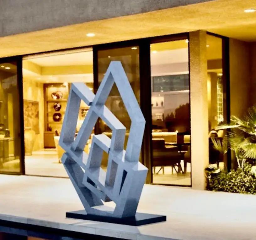 Œuvre d'art abstraite en aluminium traité pour l'extérieur, faisant partie d'une collection exclusive de sculptures personnalisables de Cosulich Interiors & Antiques en collaboration avec Fp Art, entièrement conçues et réalisées à la main en Italie,