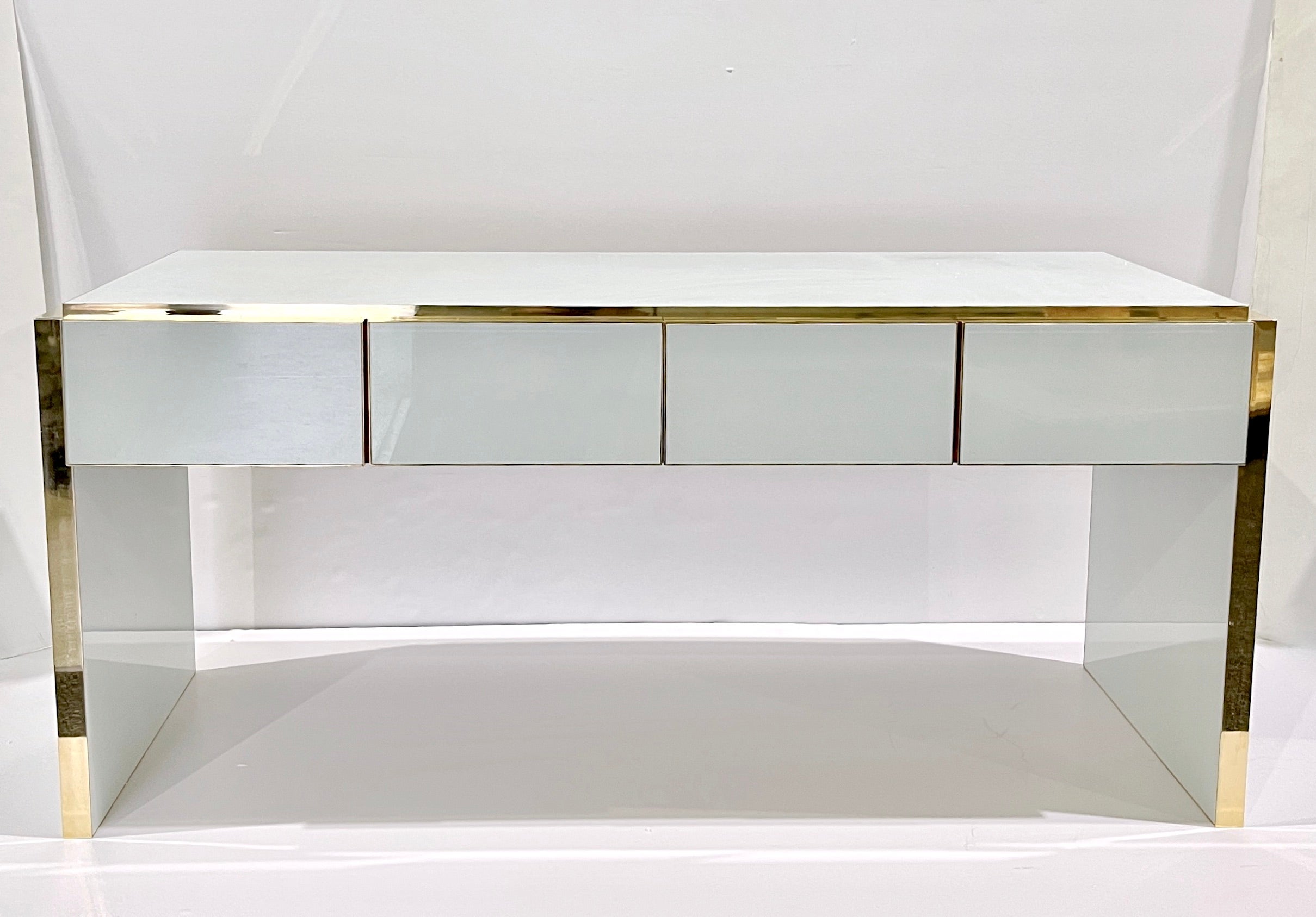 Minimaliste Console/bureau à 4 tiroirs en noyer blanc et laiton, design italien Art Déco sur mesure en vente