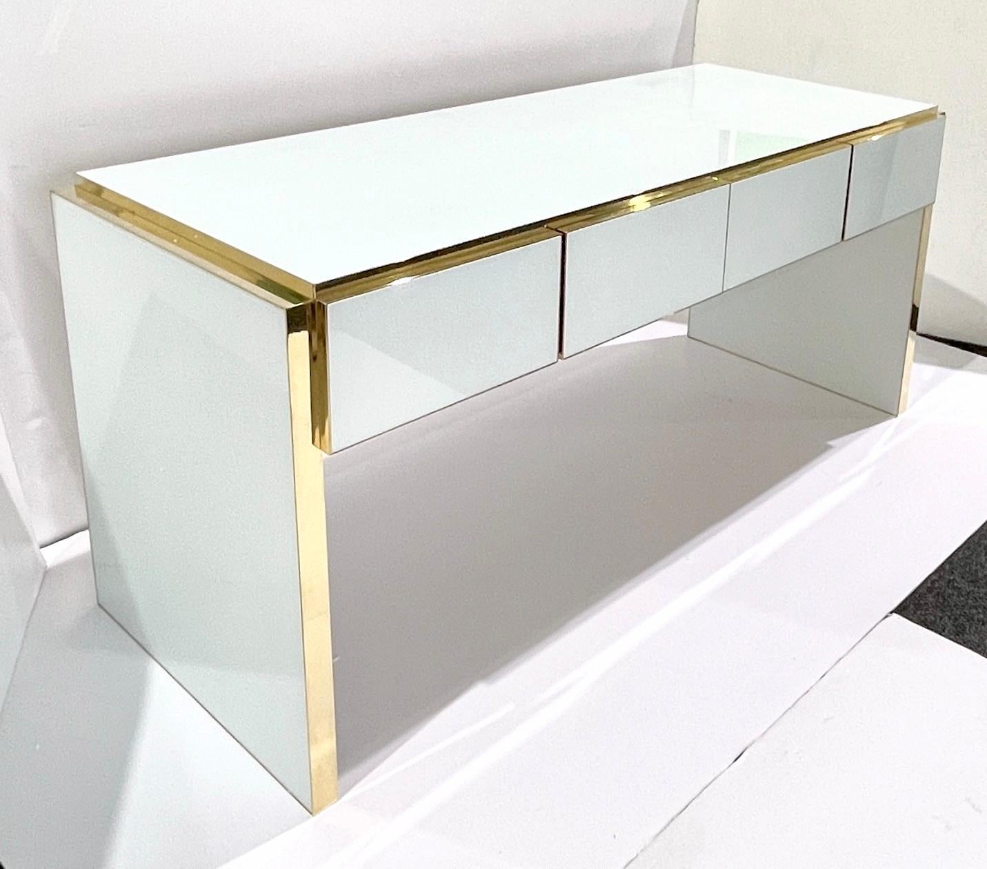 Fait main Console/bureau à 4 tiroirs en noyer blanc et laiton, design italien Art Déco sur mesure en vente
