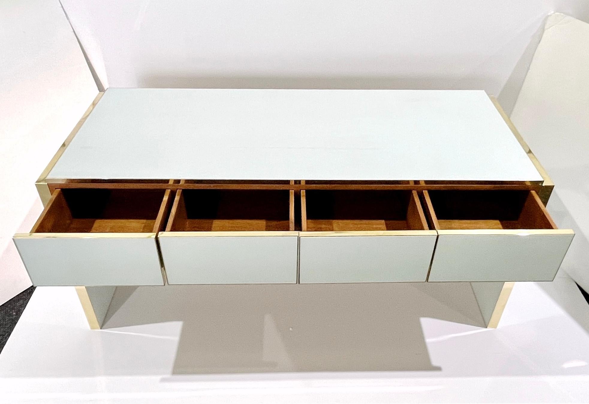 Console/bureau à 4 tiroirs en noyer blanc et laiton, design italien Art Déco sur mesure Neuf - En vente à New York, NY