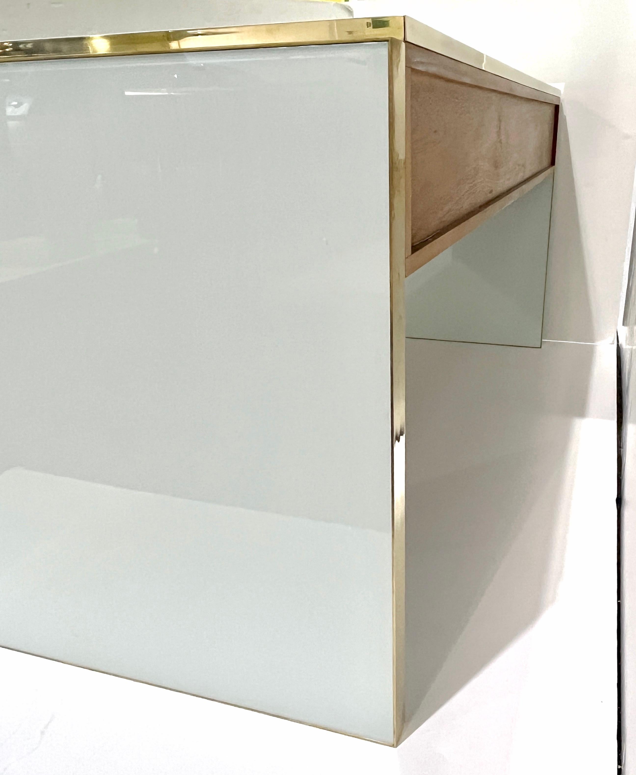 Laiton Console/bureau à 4 tiroirs en noyer blanc et laiton, design italien Art Déco sur mesure en vente