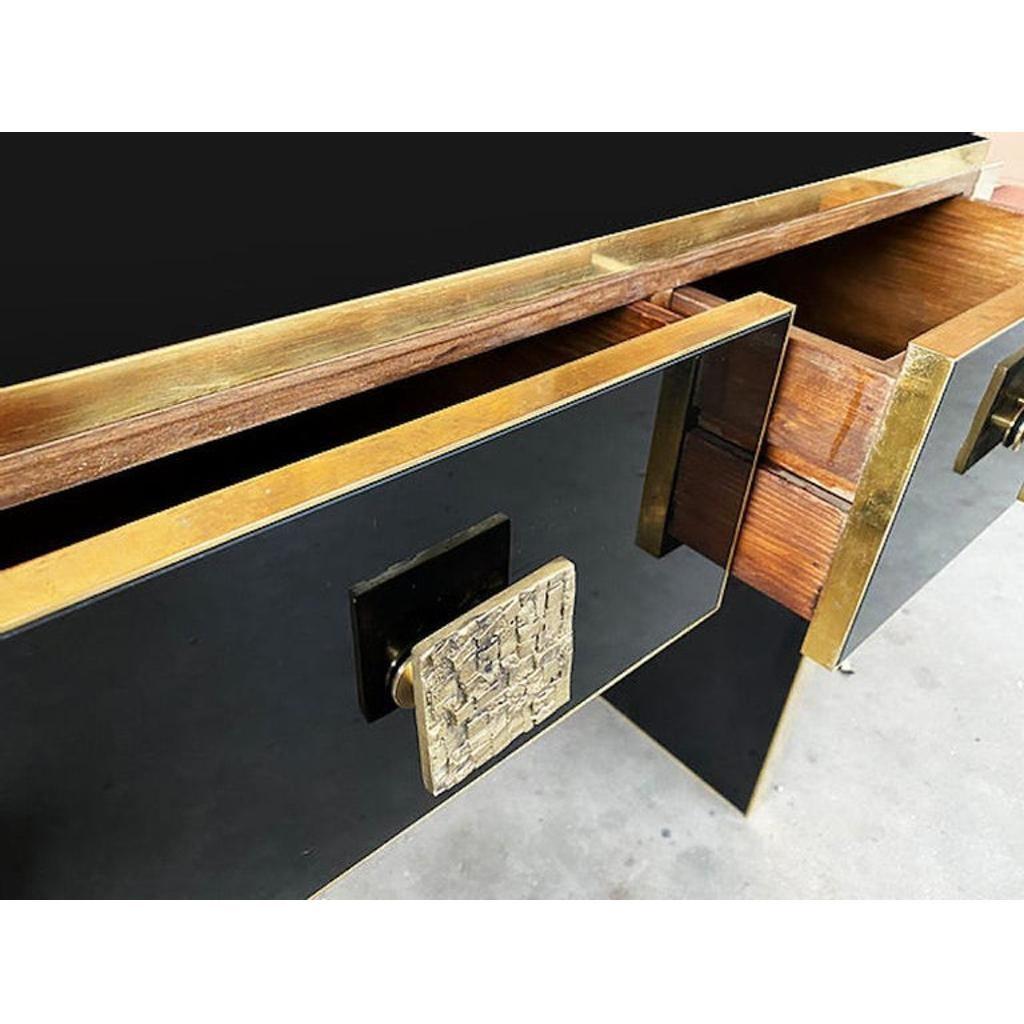 Contemporary Bespoke customizable 4-drawer modern console table, entirely handcrafted in Italy, with elegant Hollywood Regency style, the dramatic surround decorated with art glass in a striking high-shine black like lacquer, highlighted with cast