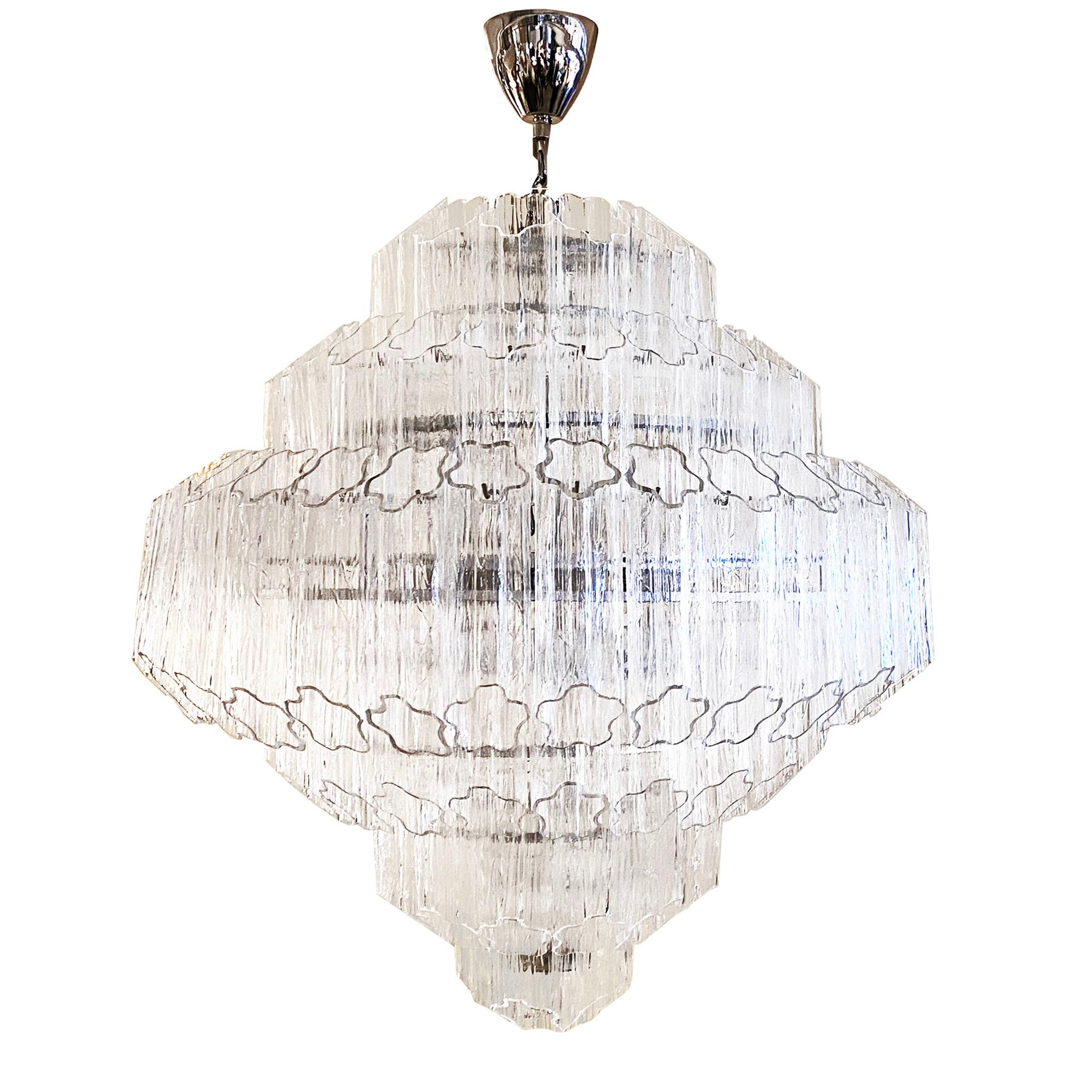 Créé pour apporter une lumière éblouissante et aérienne dans n'importe quel intérieur, ce luminaire organique italien contemporain sur mesure est en verre soufflé de Murano qui ressemble à du cristal. La forme géométrique Art Déco est composée de