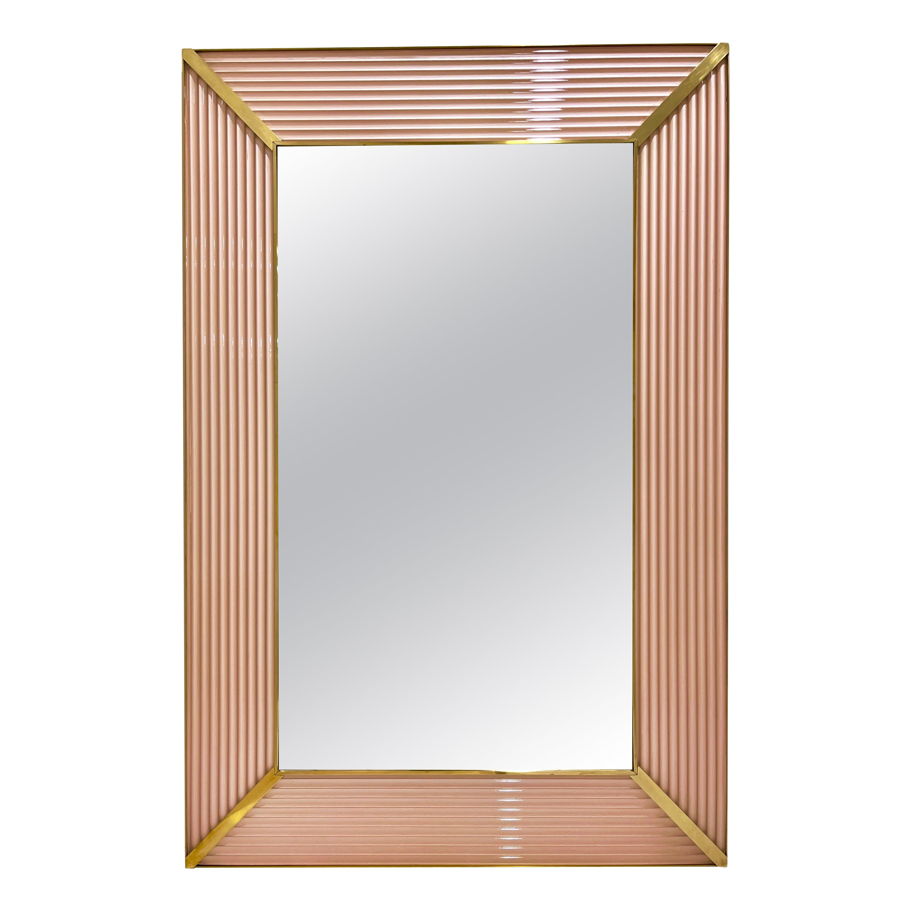Specchio in ottone in vetro di Murano scanalato rosa iridescente di design Art Deco italiano su misura in vendita