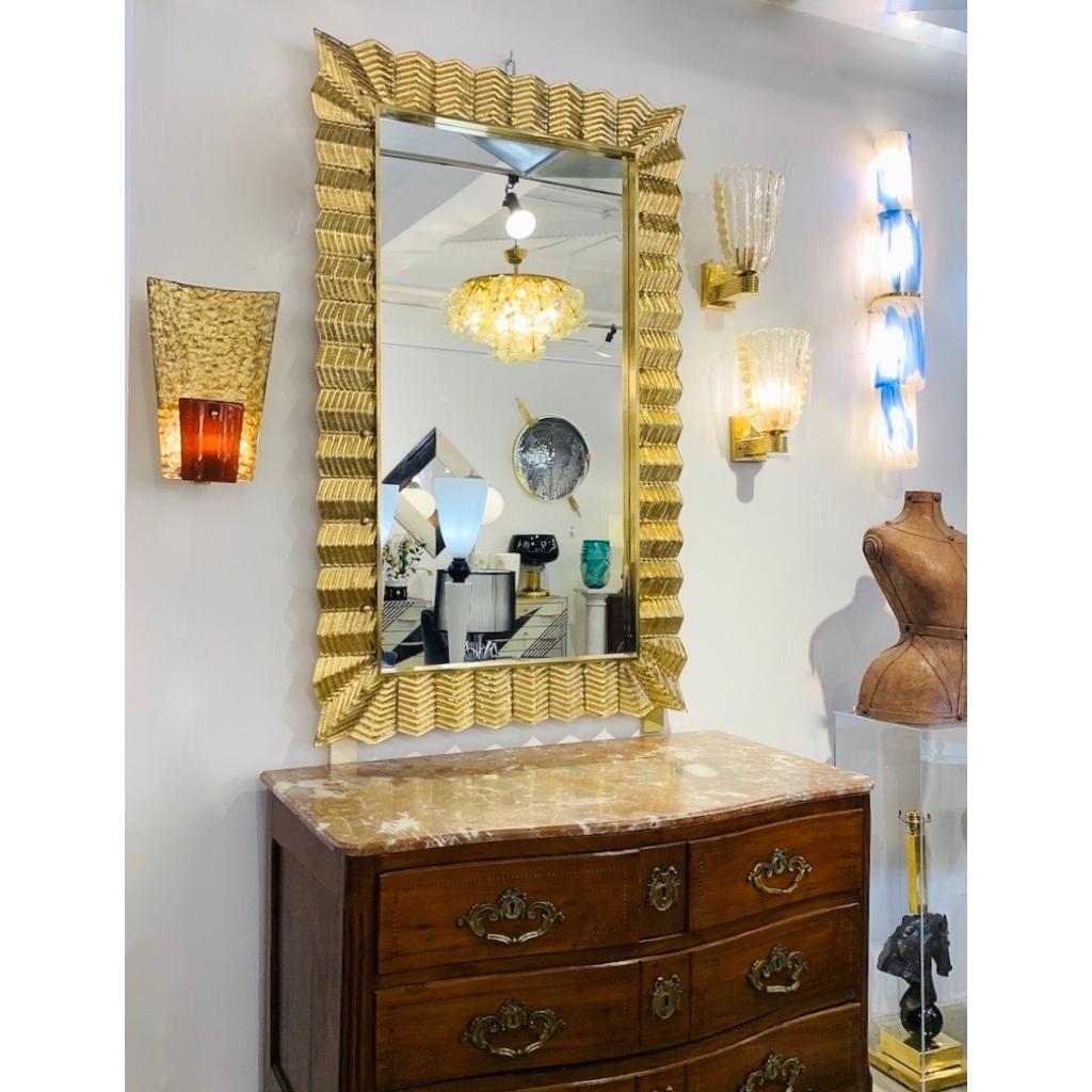 Venetian contemporary Couture design rectangular wall mirror, custom made in Italy, framed with a thick border in high quality blown Murano art glass in crystal lined with 24-K Gold leaf, artistically decorated with a typical Art Deco reeded