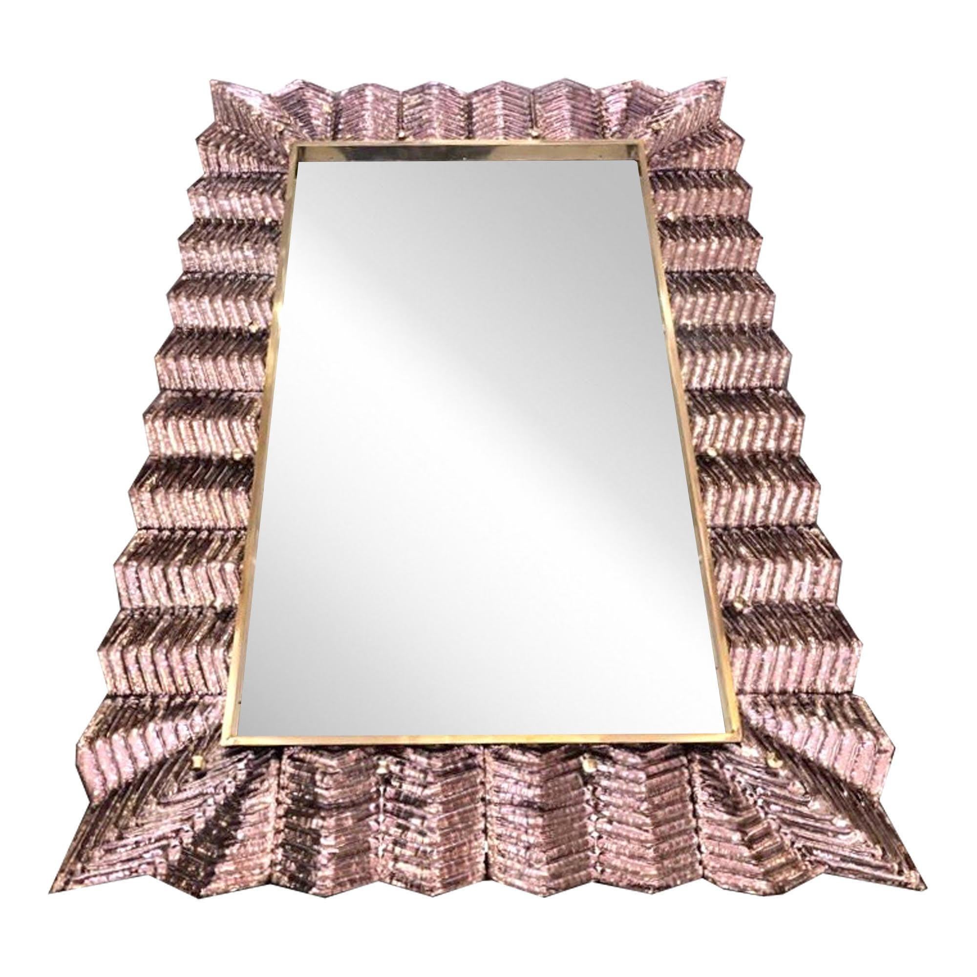Espejo de pared rectangular de diseño veneciano contemporáneo Couture, hecho a medida en Italia, enmarcado con un grueso borde de cristal soplado de Murano de alta calidad en color rosa rubor, artísticamente decorado con un típico motivo escultórico