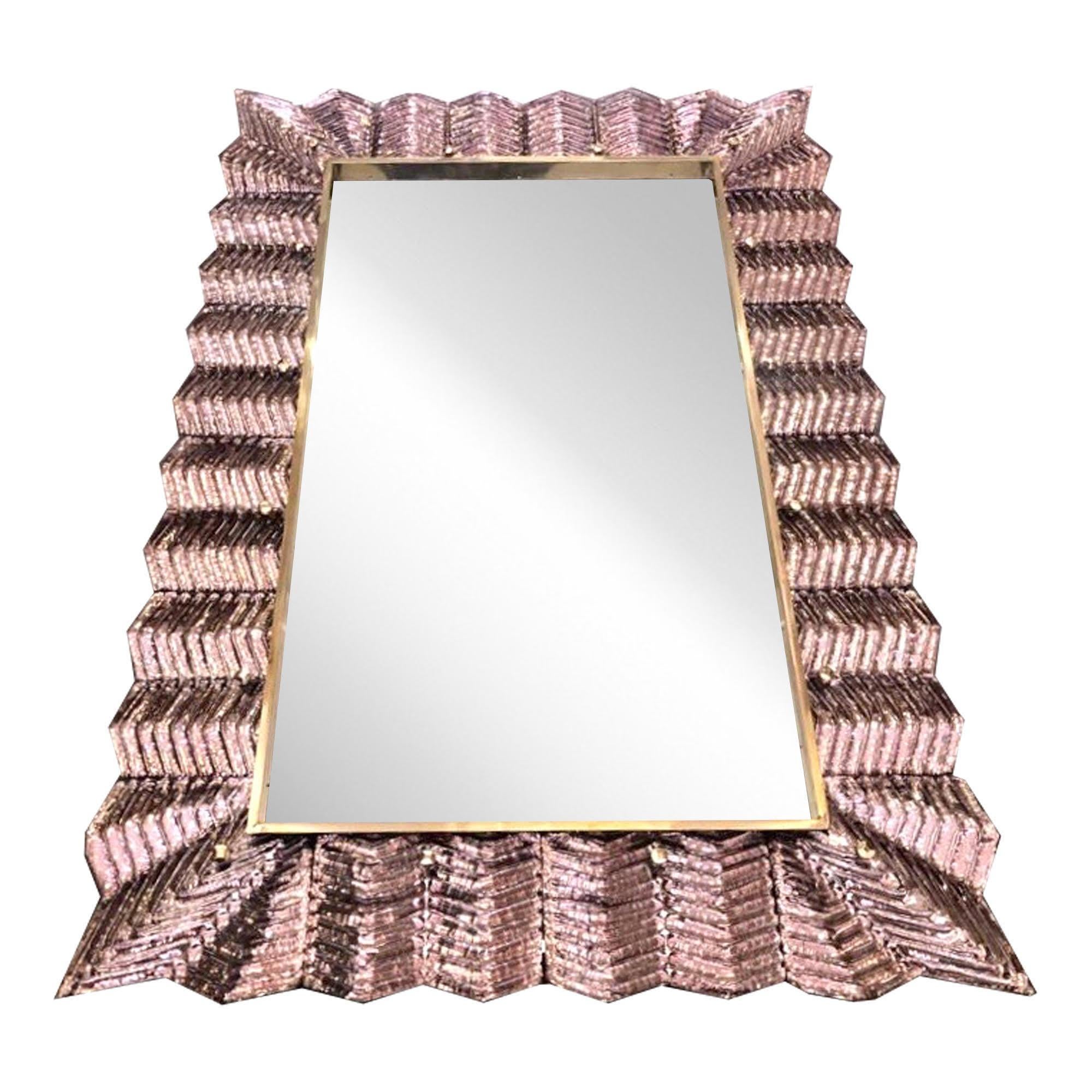 Miroir mural rectangulaire vénitien contemporain de style Couture, fabriqué sur mesure en Italie, encadré d'une épaisse bordure en verre d'art soufflé de Murano de haute qualité, de couleur blush rose, artistiquement décoré d'un motif de sculpture