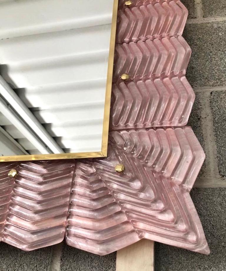 Espejo de latón de cristal de Murano rosa plateado con volantes de diseño Art Deco italiano a medida Art Decó en venta
