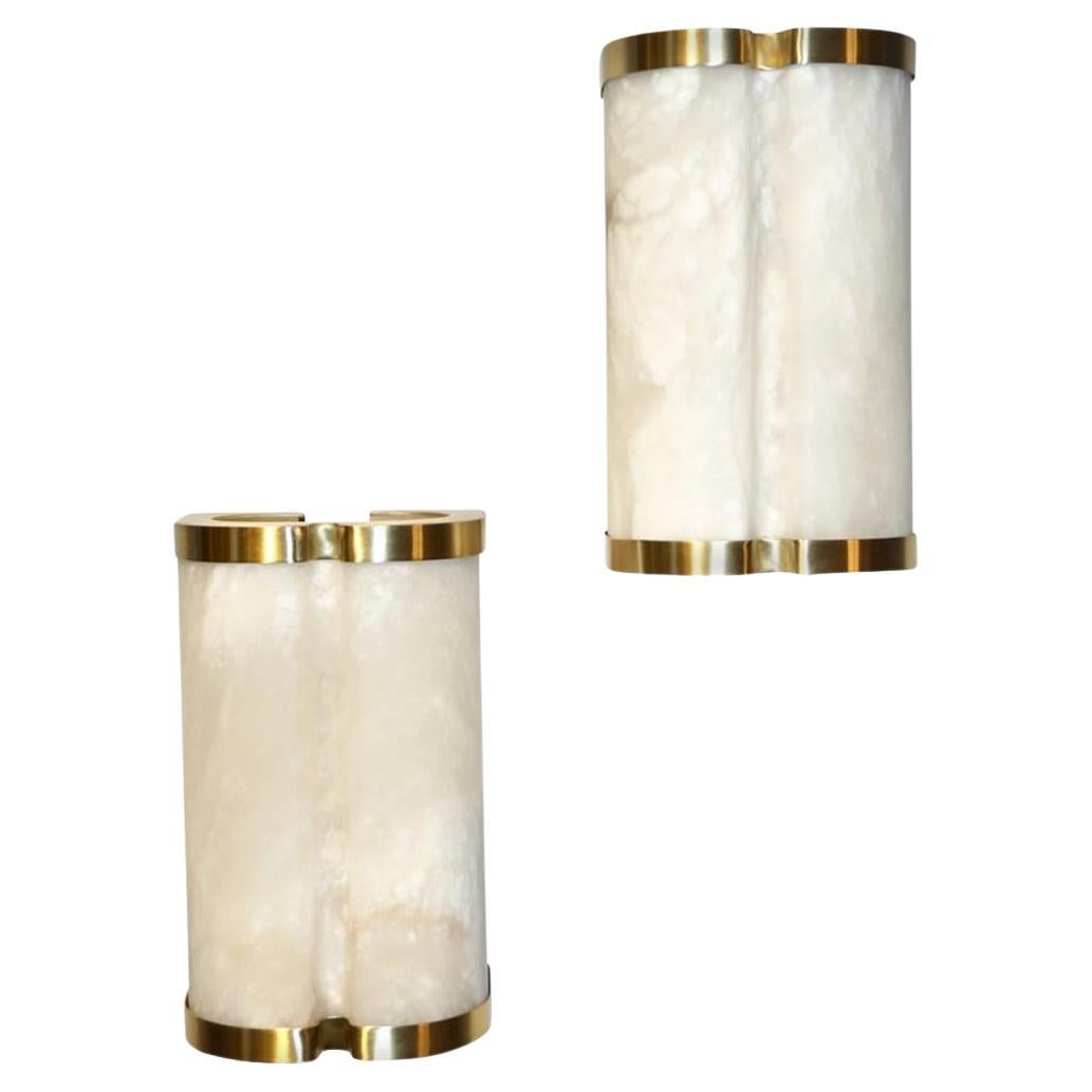 Maßgeschneiderte italienische Art Deco-Stil Creme weiß Alabaster Paar Messing umrandet Wandleuchter