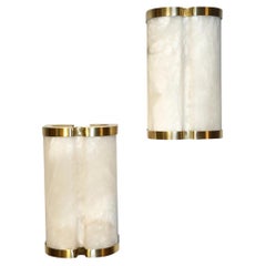 Maßgeschneiderte italienische Art Deco-Stil Creme weiß Alabaster Paar Messing umrandet Wandleuchter