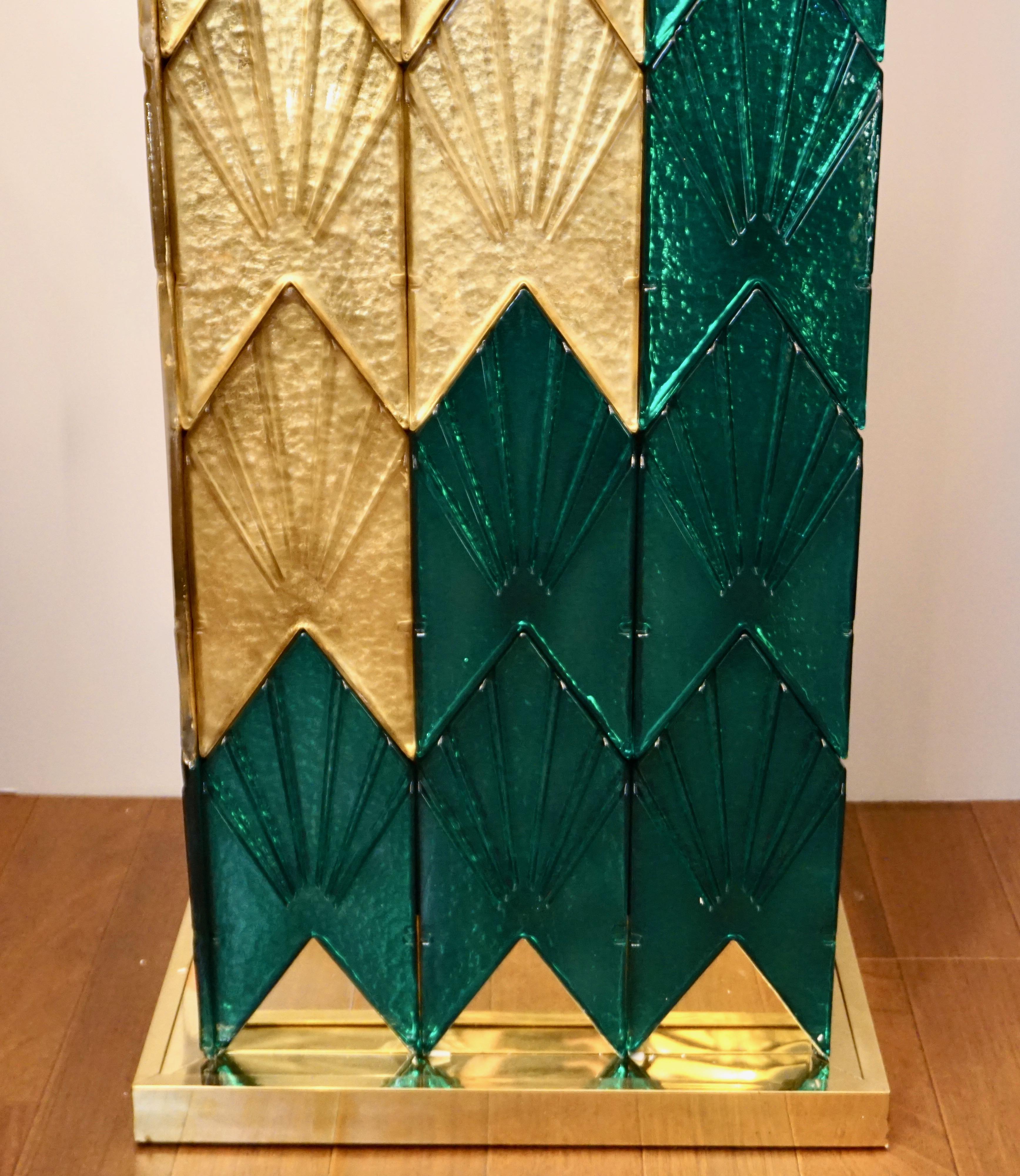 Maßgeschneiderter italienischer Muranoglas-Sockel aus Messing und Holz in Grüngold, Art déco im Zustand „Hervorragend“ im Angebot in New York, NY