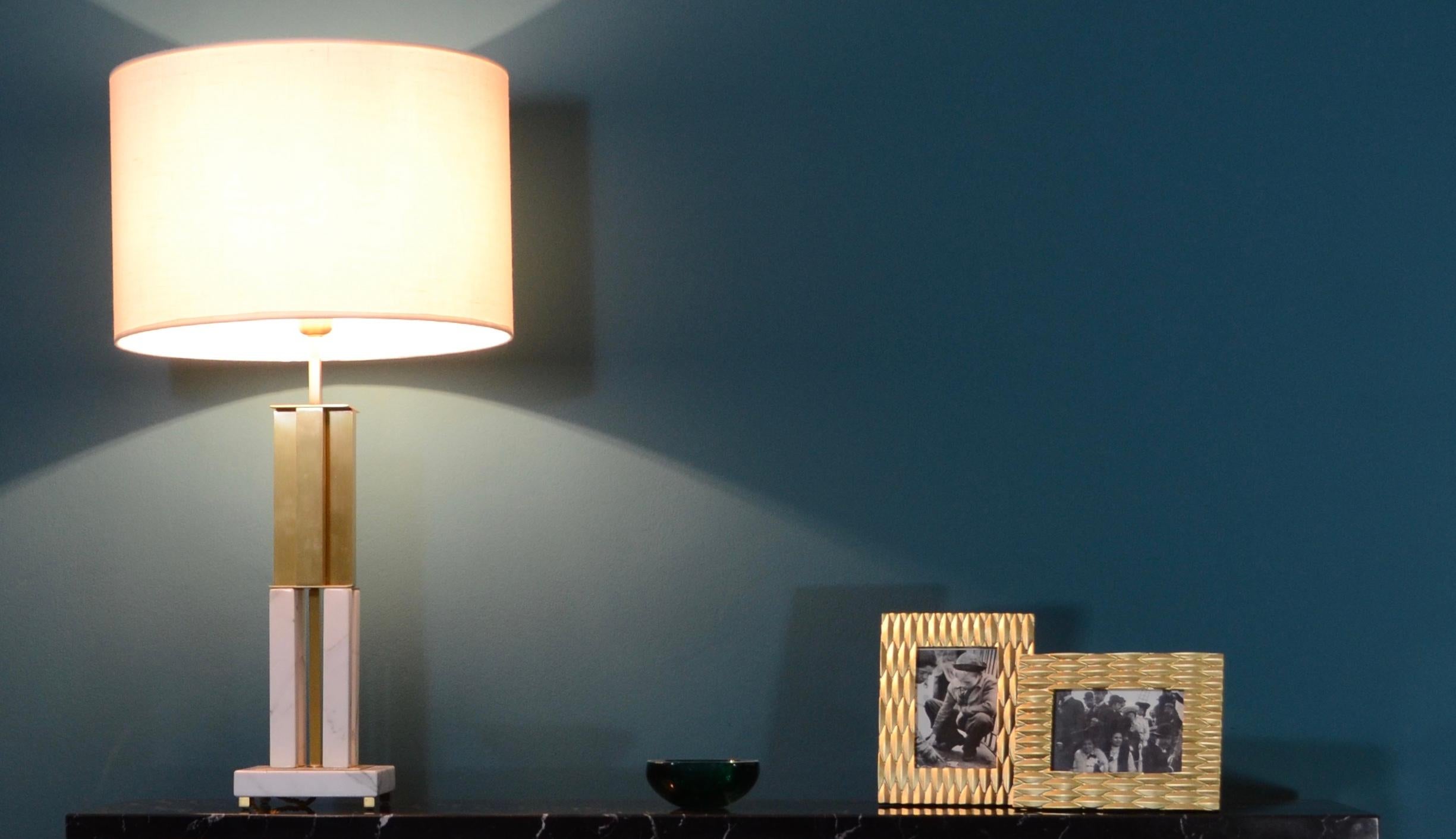 Maßgeschneiderte italienische Empire-Tischlampe, Art déco/ Urban Design, weißer Marmor, Satin und Messing (Metall) im Angebot