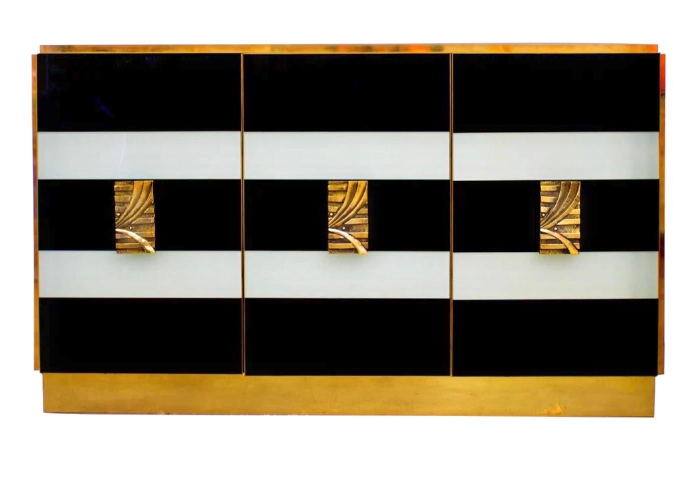 Armario alto de 2 puertas de latón blanco y cristal azul oscuro de diseño artístico italiano a medida en venta 3