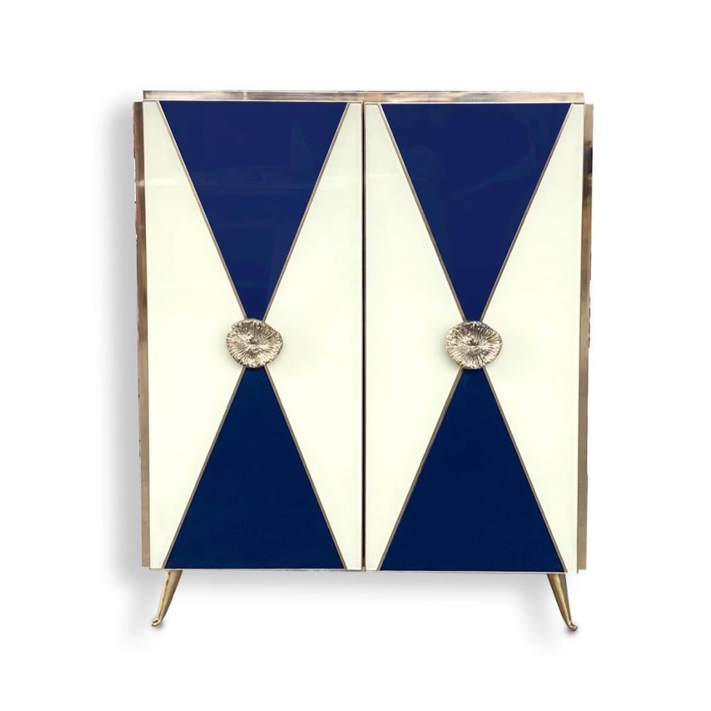 ¡Añade estilo con un highboy de diseño drapeado artístico! Lo que nos encanta de esta pieza son los detalles de diseño divertidos y sofisticados, los excepcionales herrajes fundidos, los bordes dorados y... ¡la elección de los colores es tuya! ya