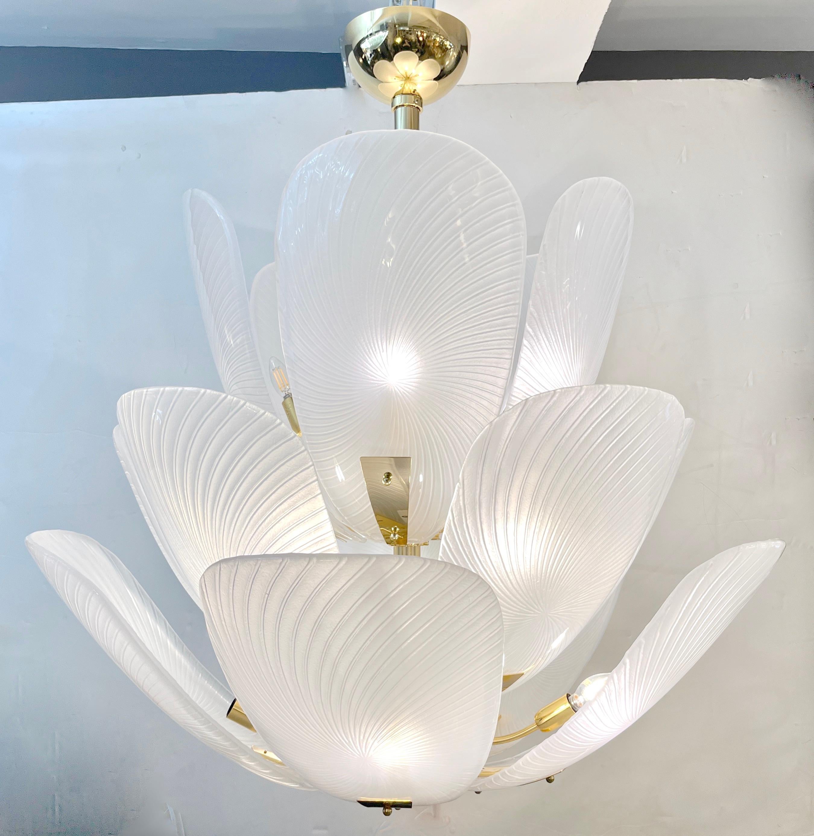 Lustre tulipe en verre de Murano blanc de conception organique Art Nouveau italien sur mesure en vente 7